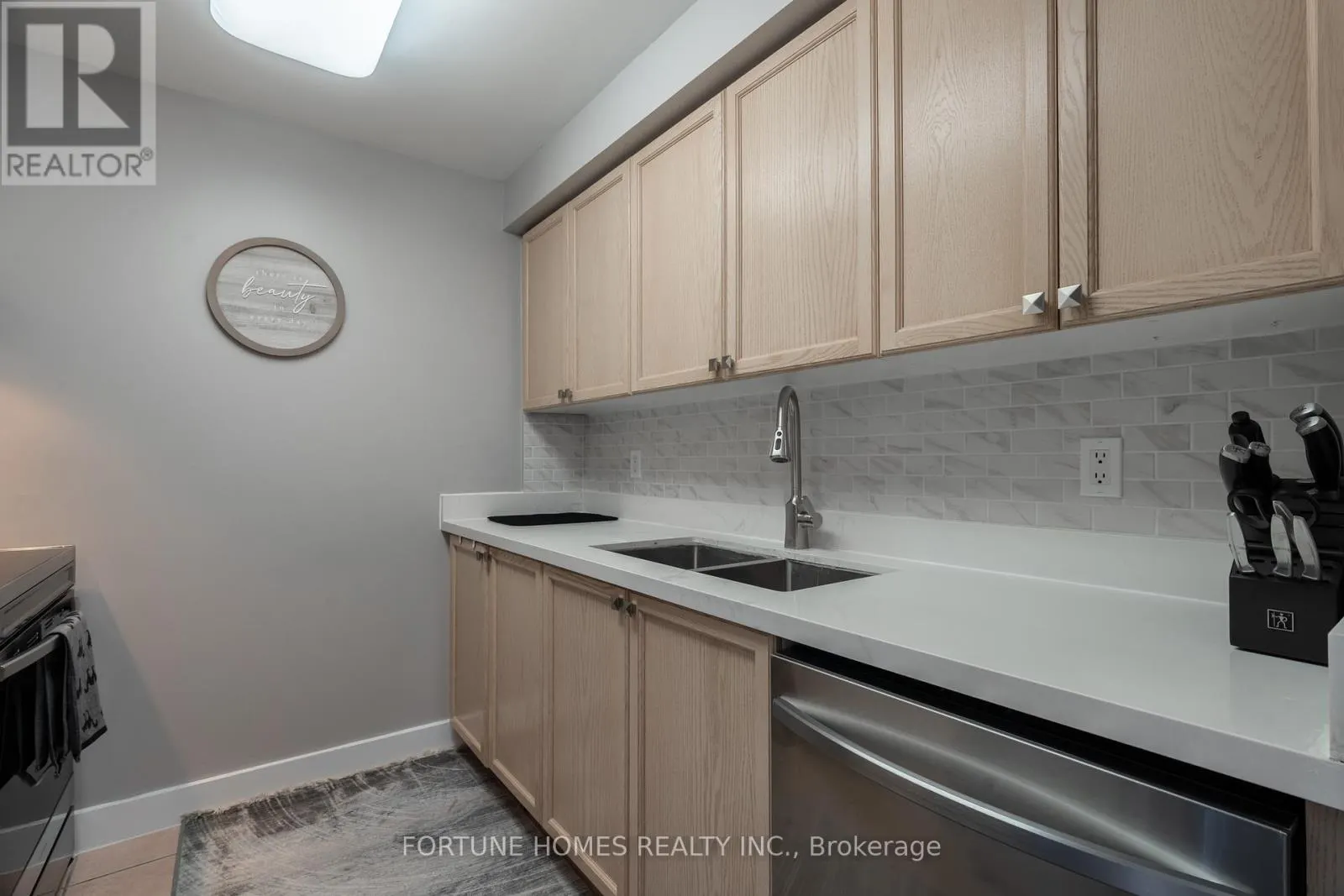 816 - 650 LAWRENCE AVENUE W