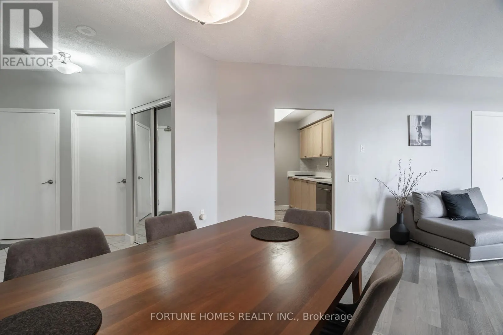 816 - 650 LAWRENCE AVENUE W
