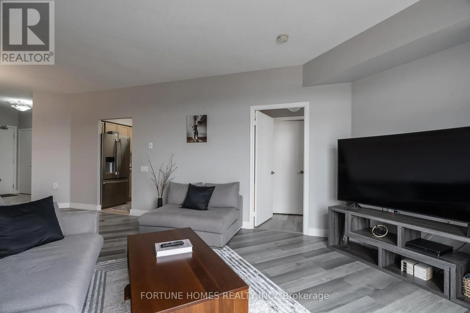 816 - 650 LAWRENCE AVENUE W