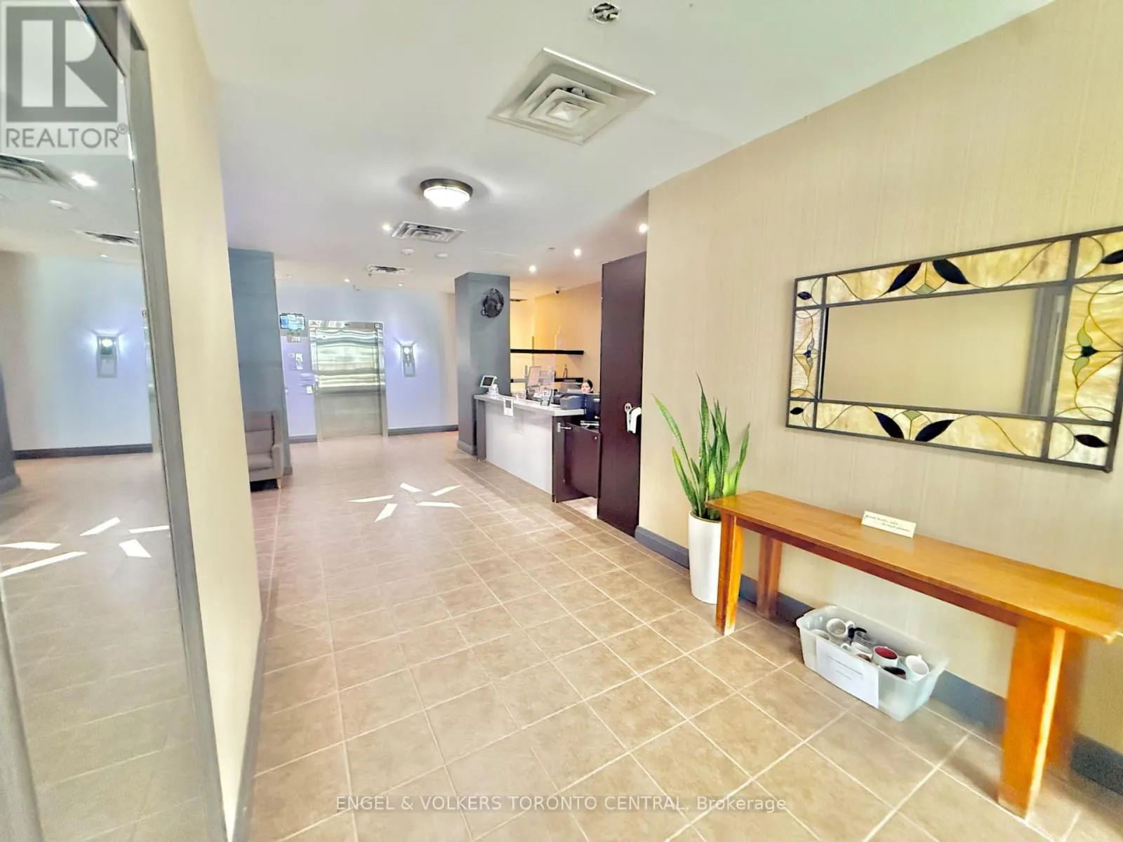208 - 225 WELLESLEY STREET E