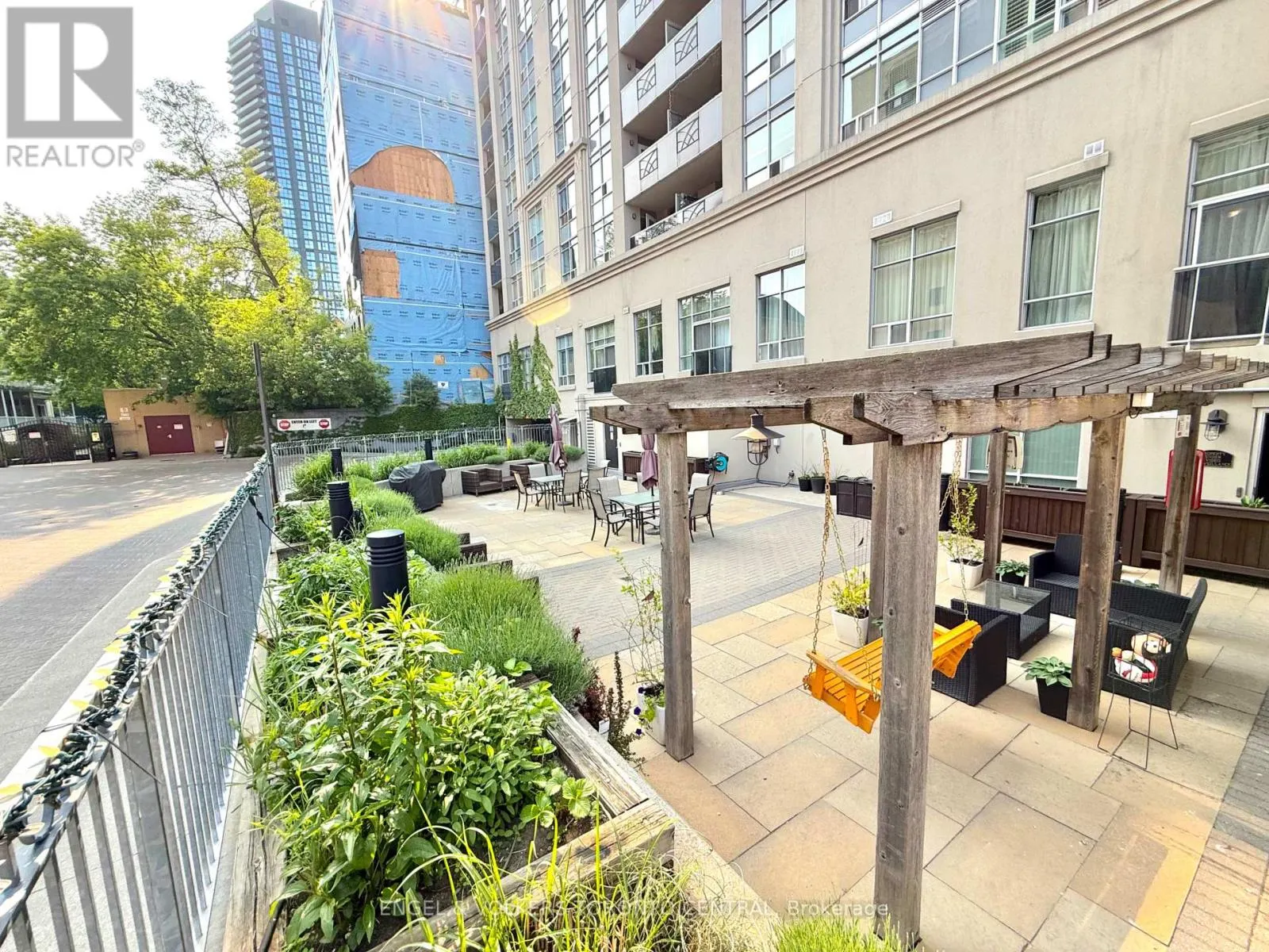 208 - 225 WELLESLEY STREET E
