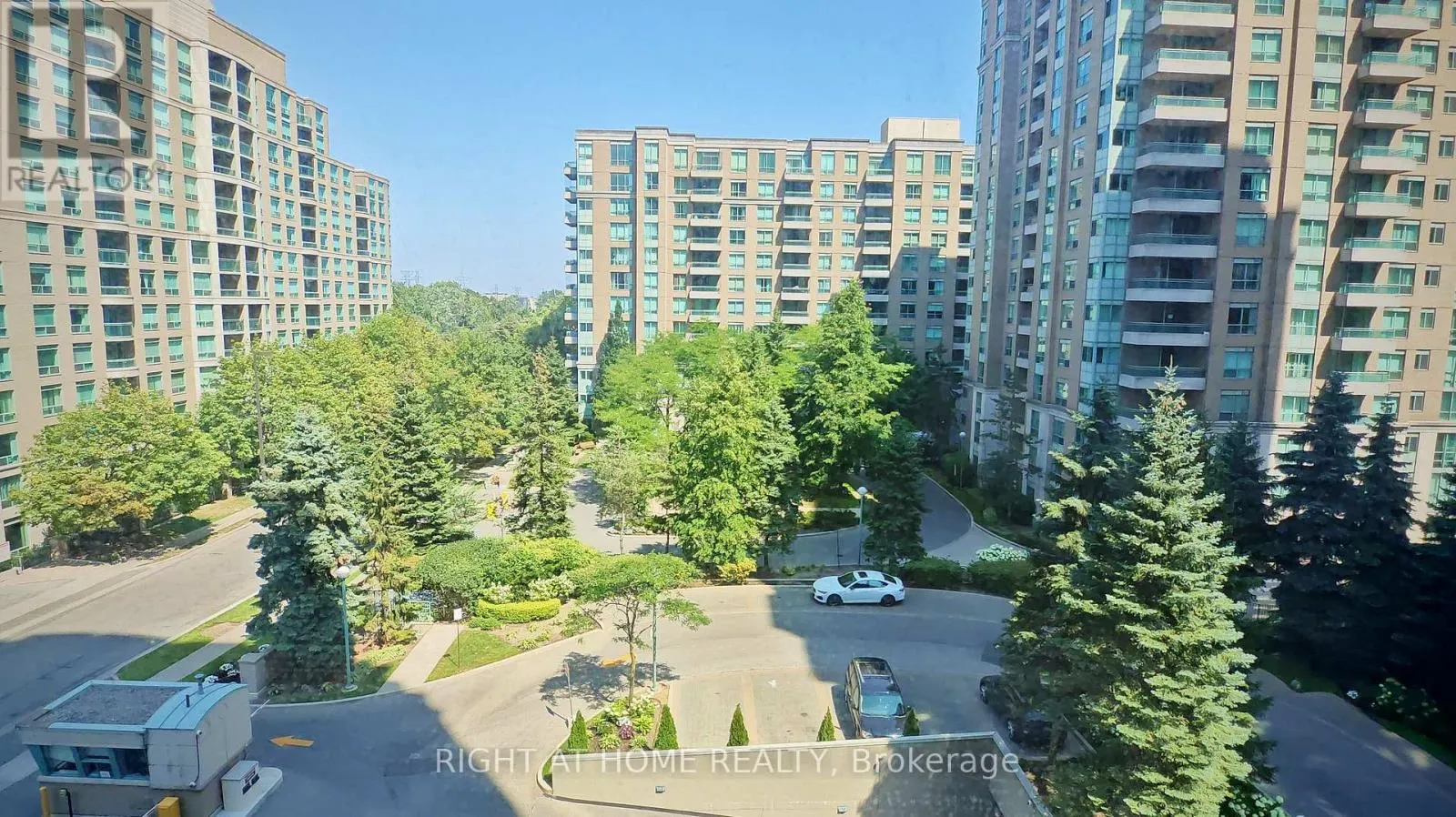 606 - 1 PEMBERTON AVENUE