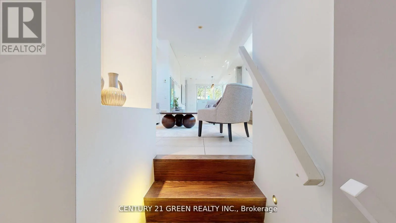 8 - 56 LIPPINCOTT STREET