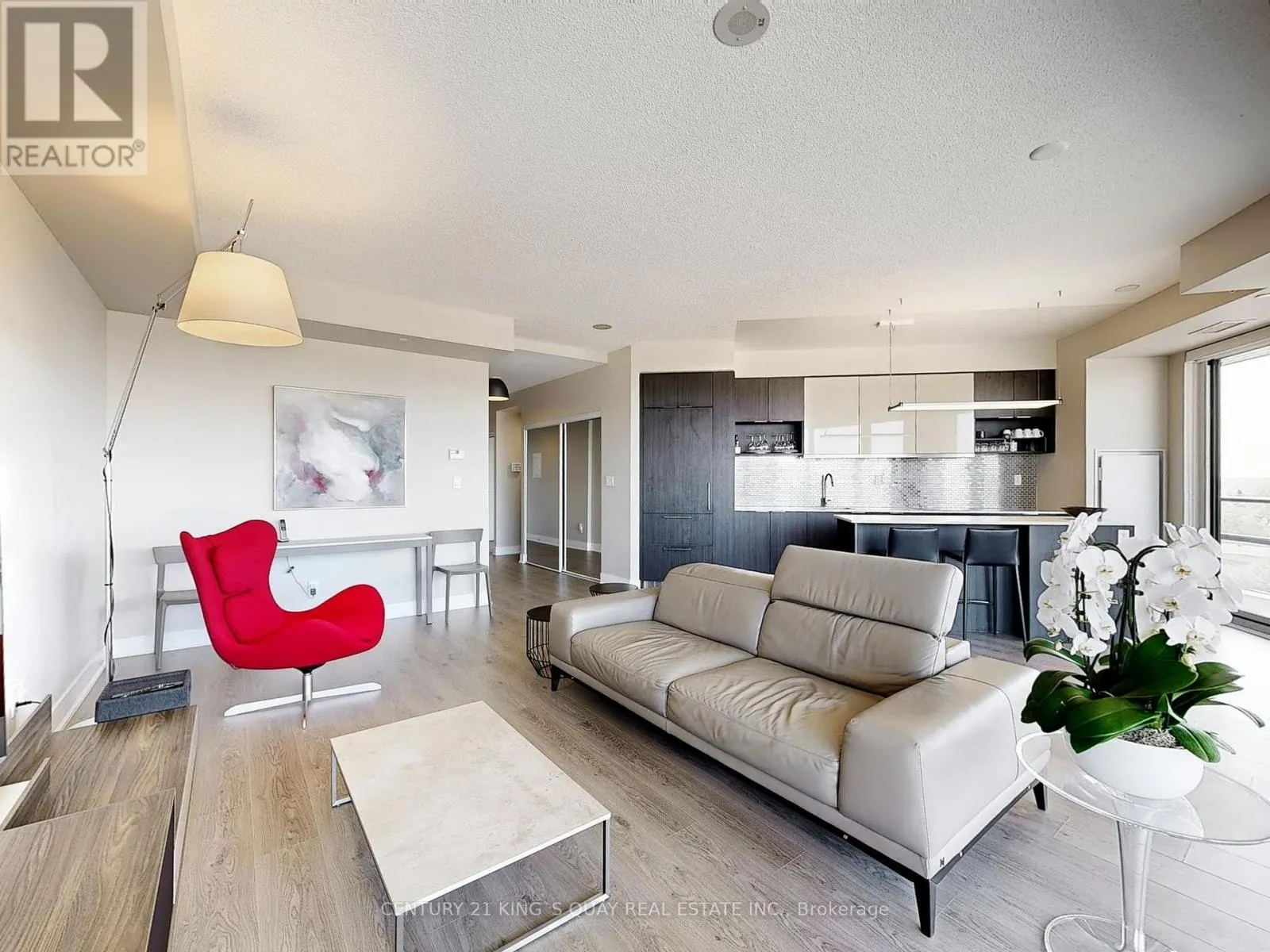 915 - 99 THE DONWAY W
