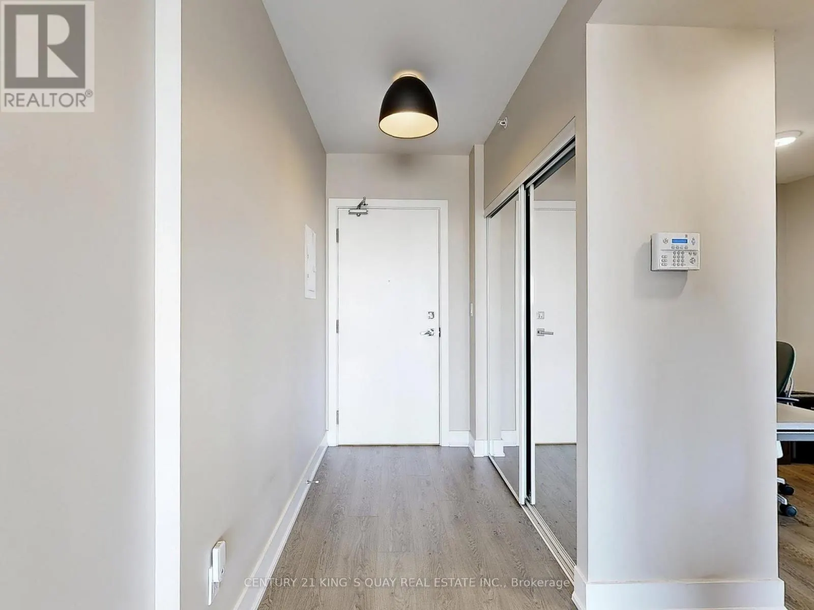 915 - 99 THE DONWAY W