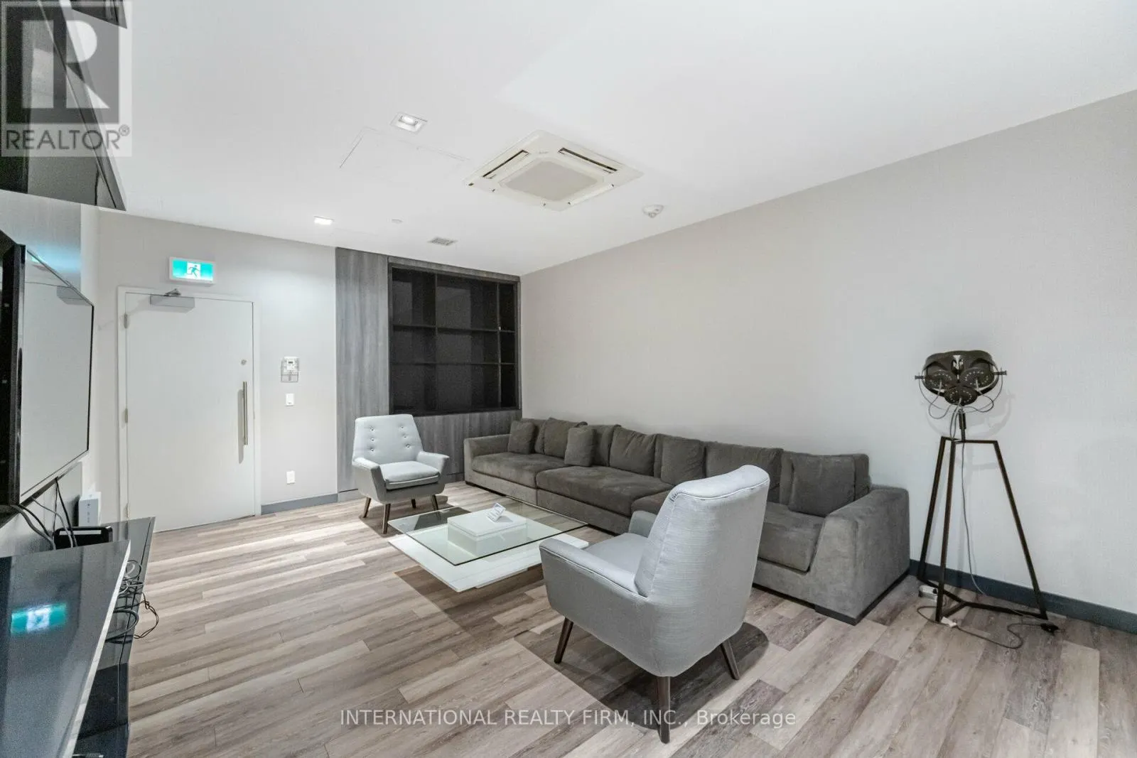 303 - 52 FOREST MANOR ROAD
