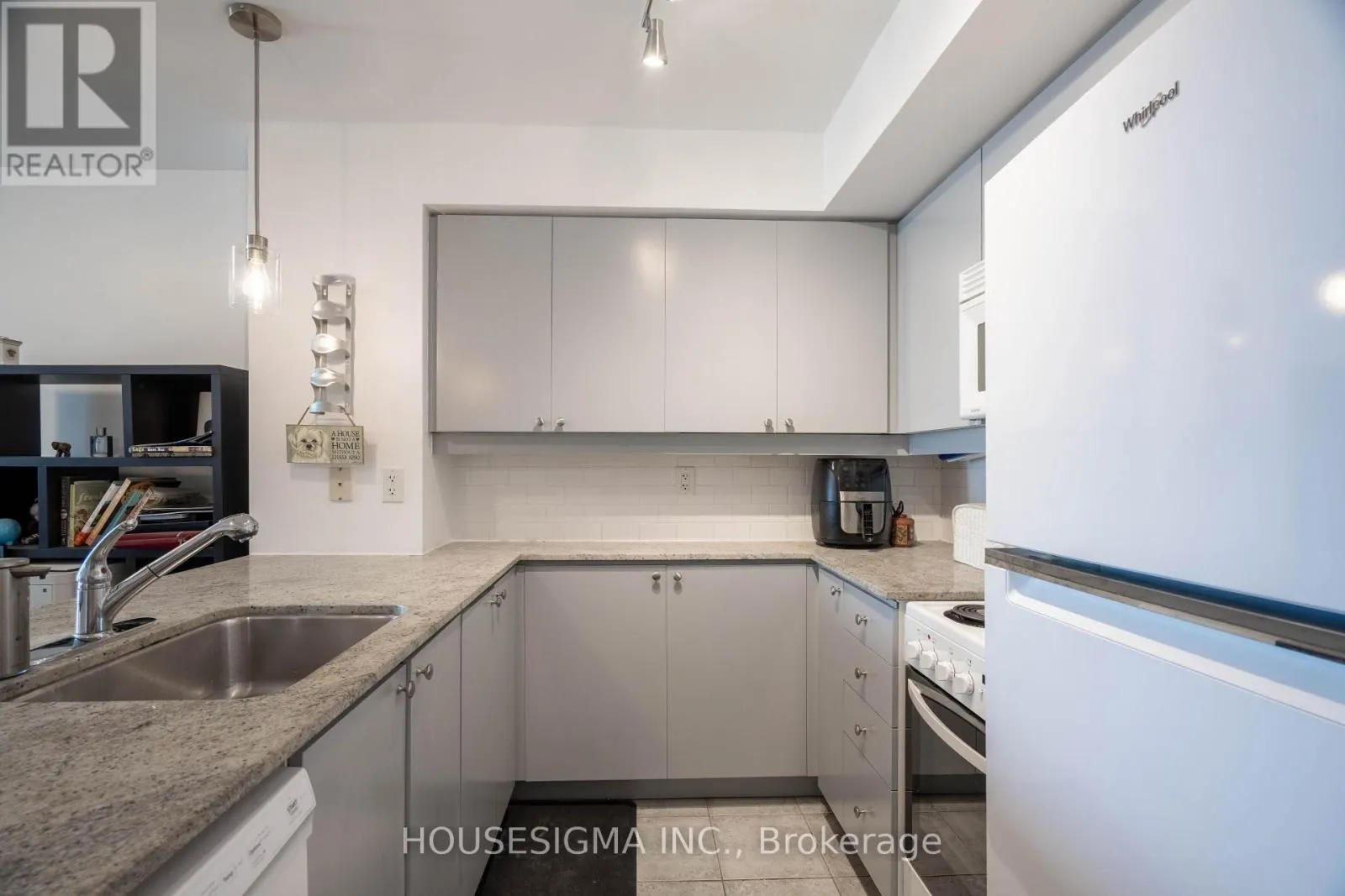 1805 - 50 LYNN WILLIAMS STREET