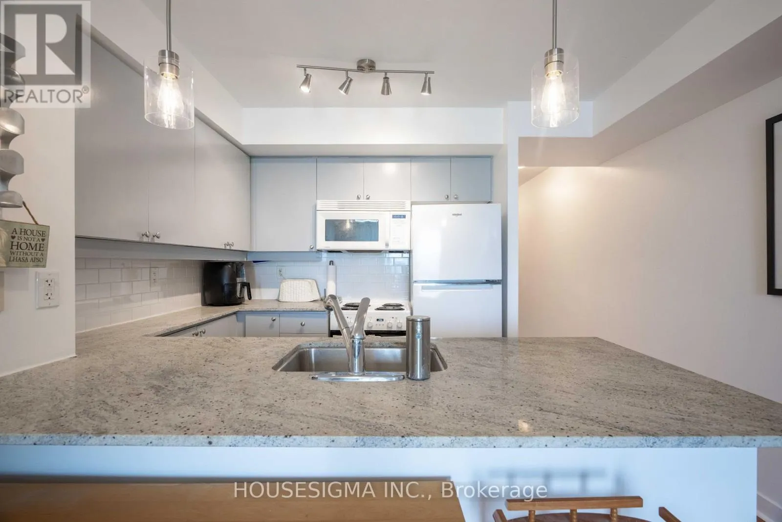 1805 - 50 LYNN WILLIAMS STREET