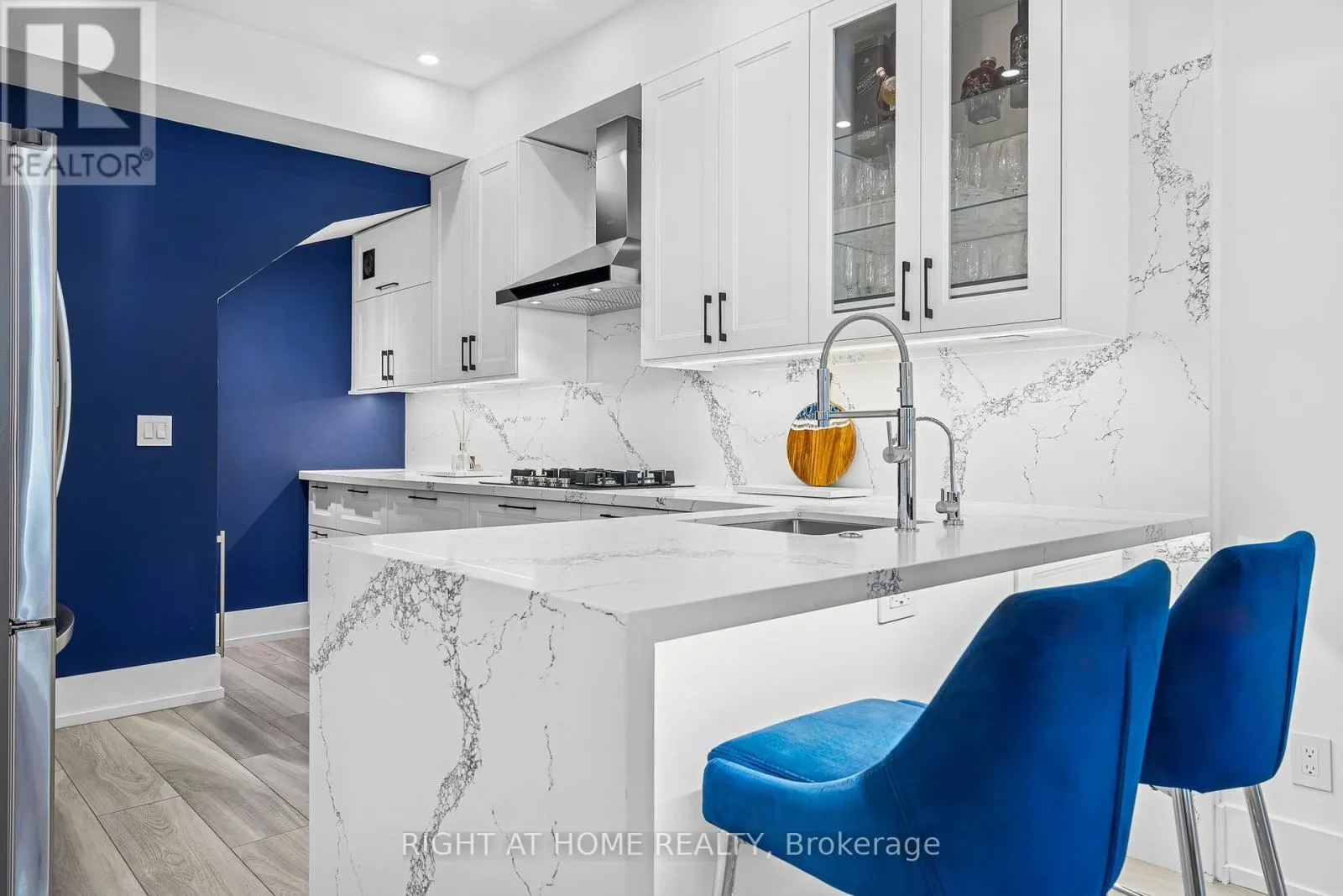118 - 500 RICHMOND STREET W