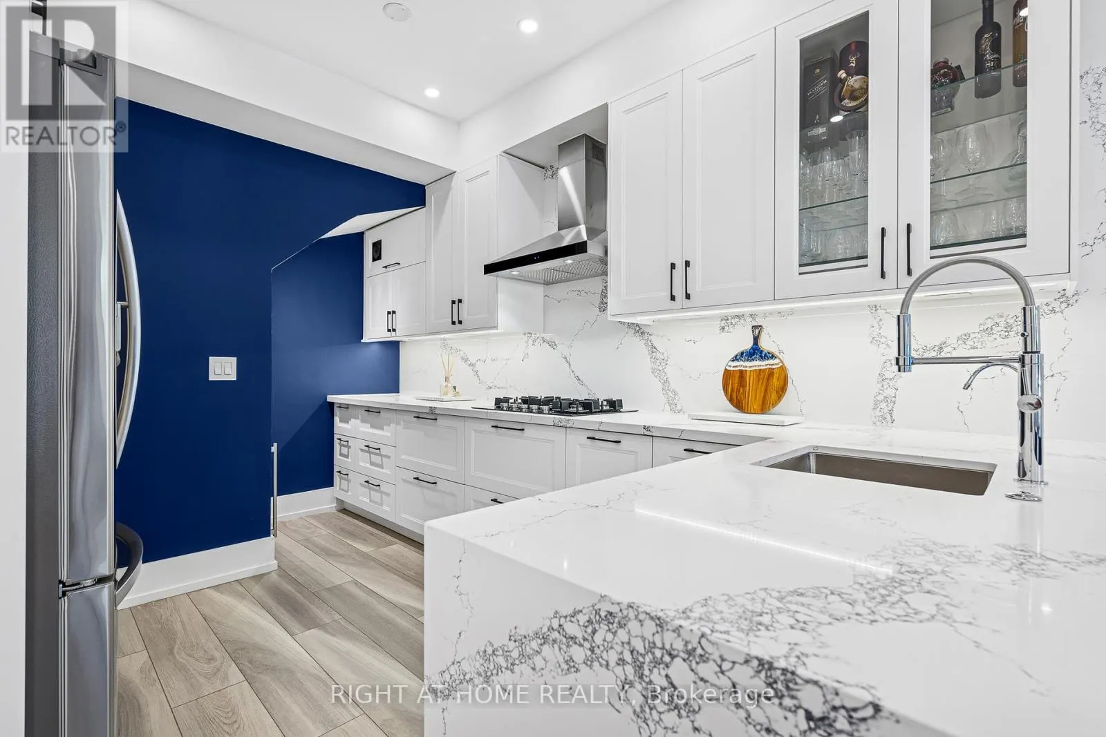 118 - 500 RICHMOND STREET W