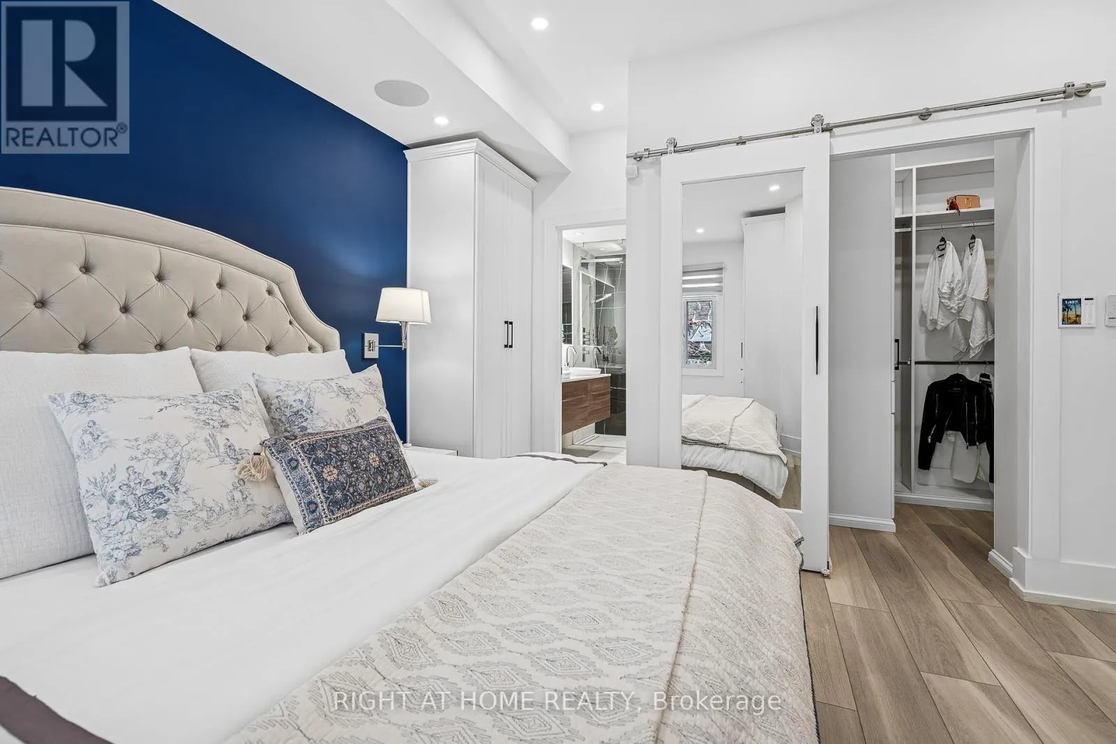118 - 500 RICHMOND STREET W
