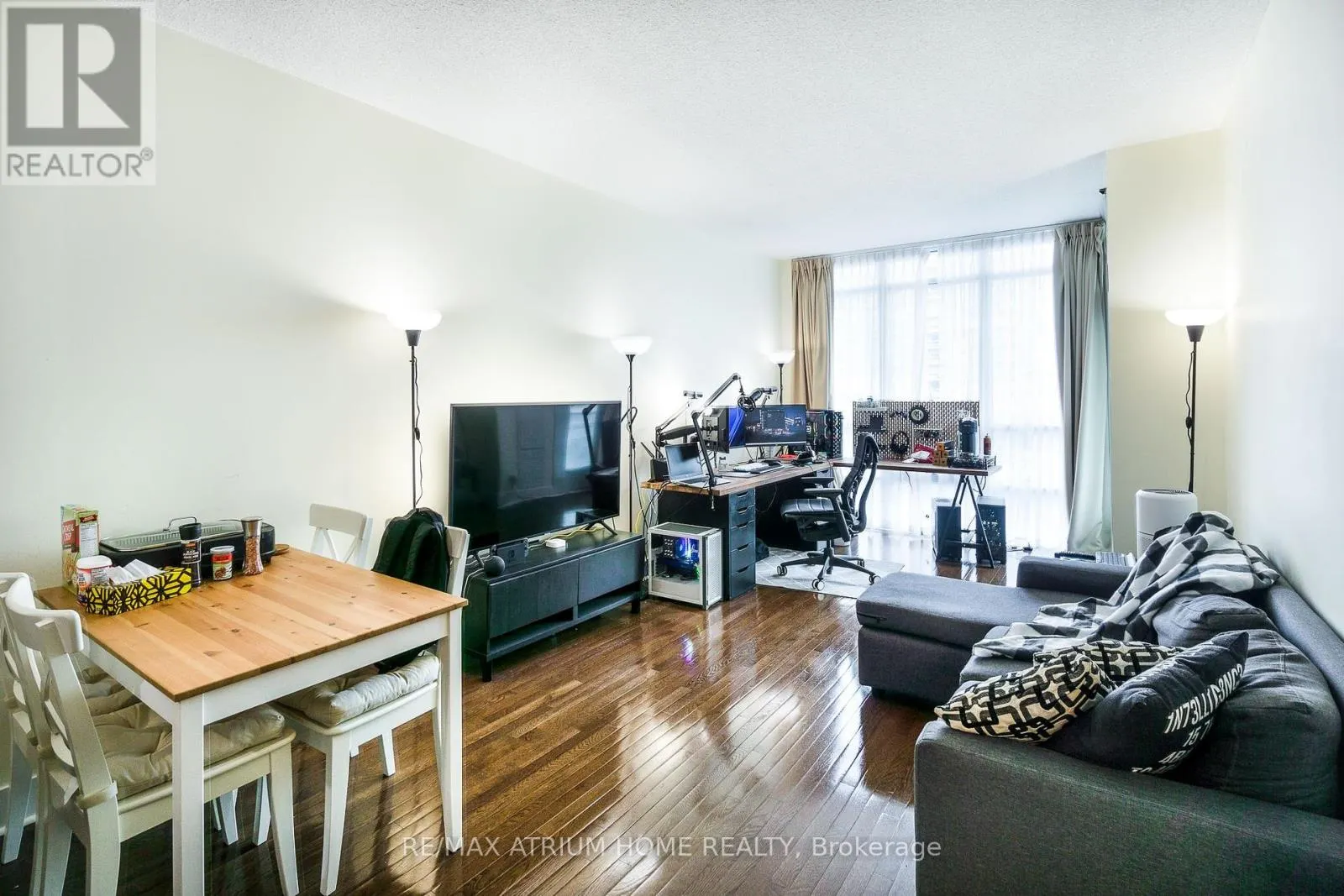 410 - 26 NORTON AVENUE