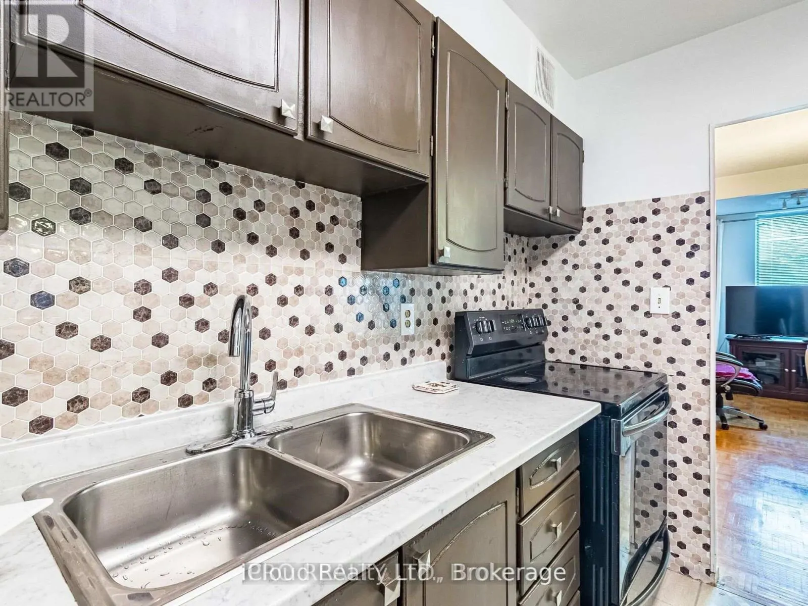 205 - 5 SHADY GOLFWAY