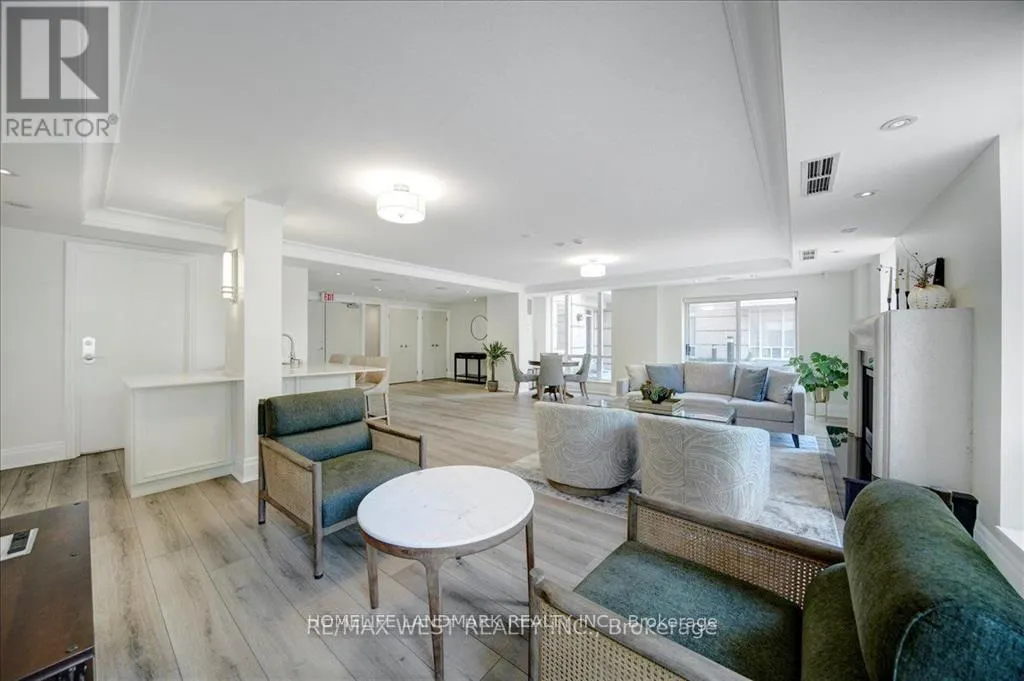 404 - 451 ROSEWELL AVENUE