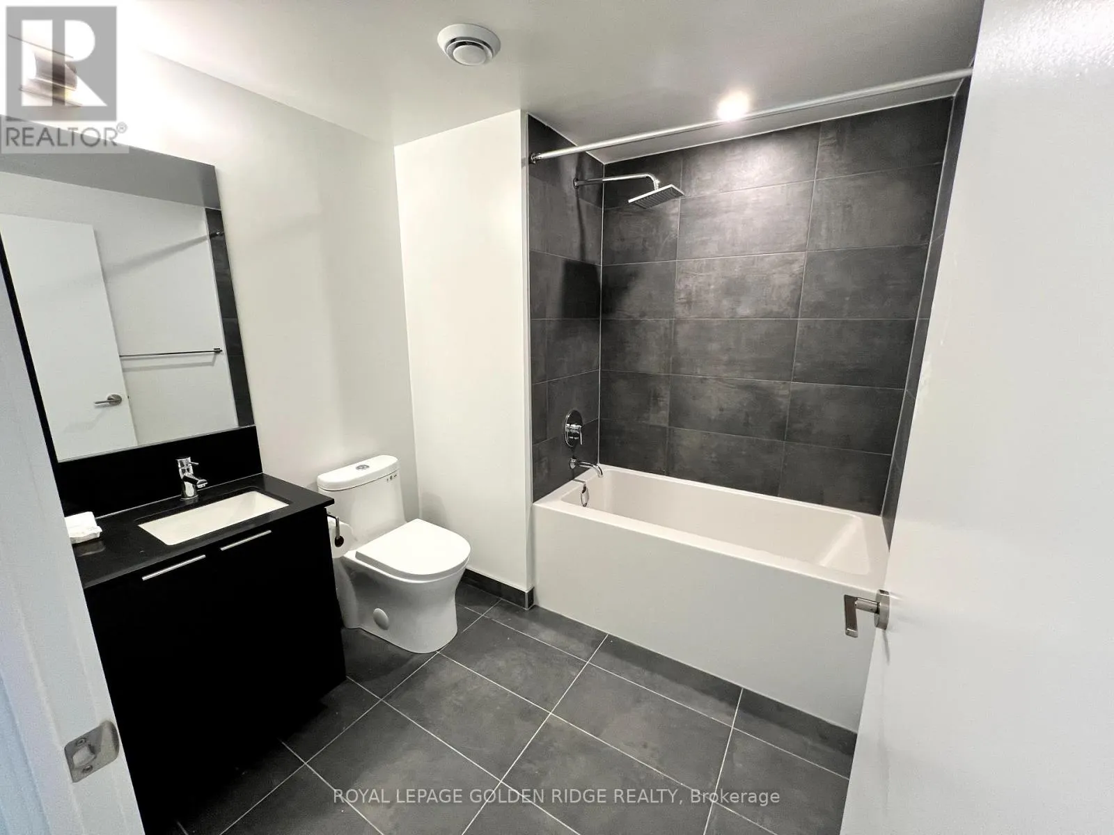 PH02 - 8 WELLESLEY STREET W