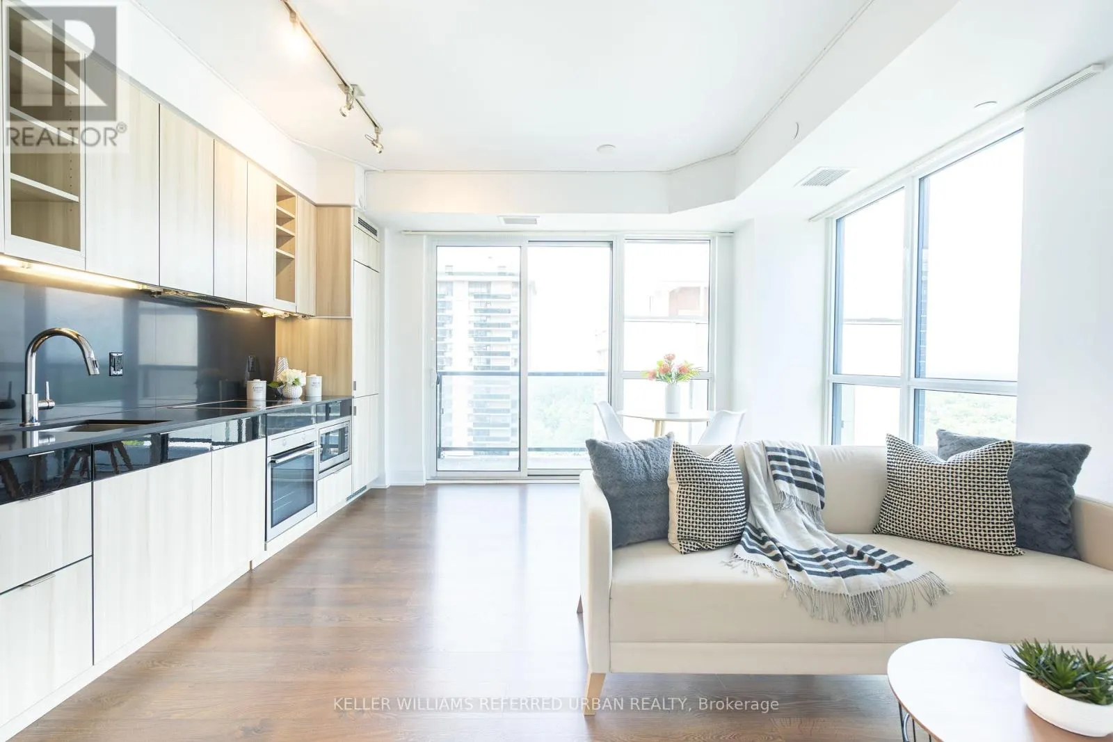 1802 - 101 ERSKINE AVENUE