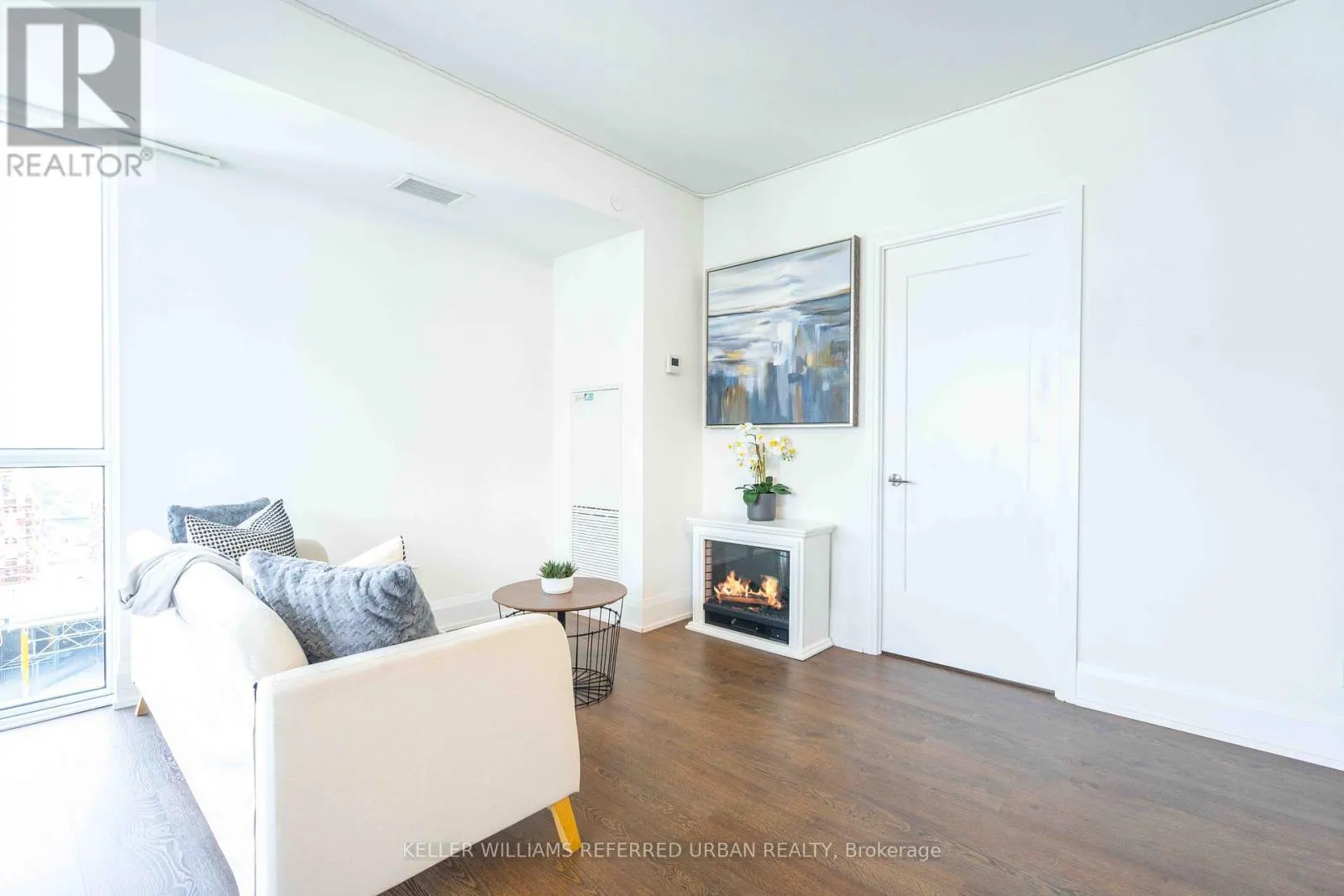 1802 - 101 ERSKINE AVENUE