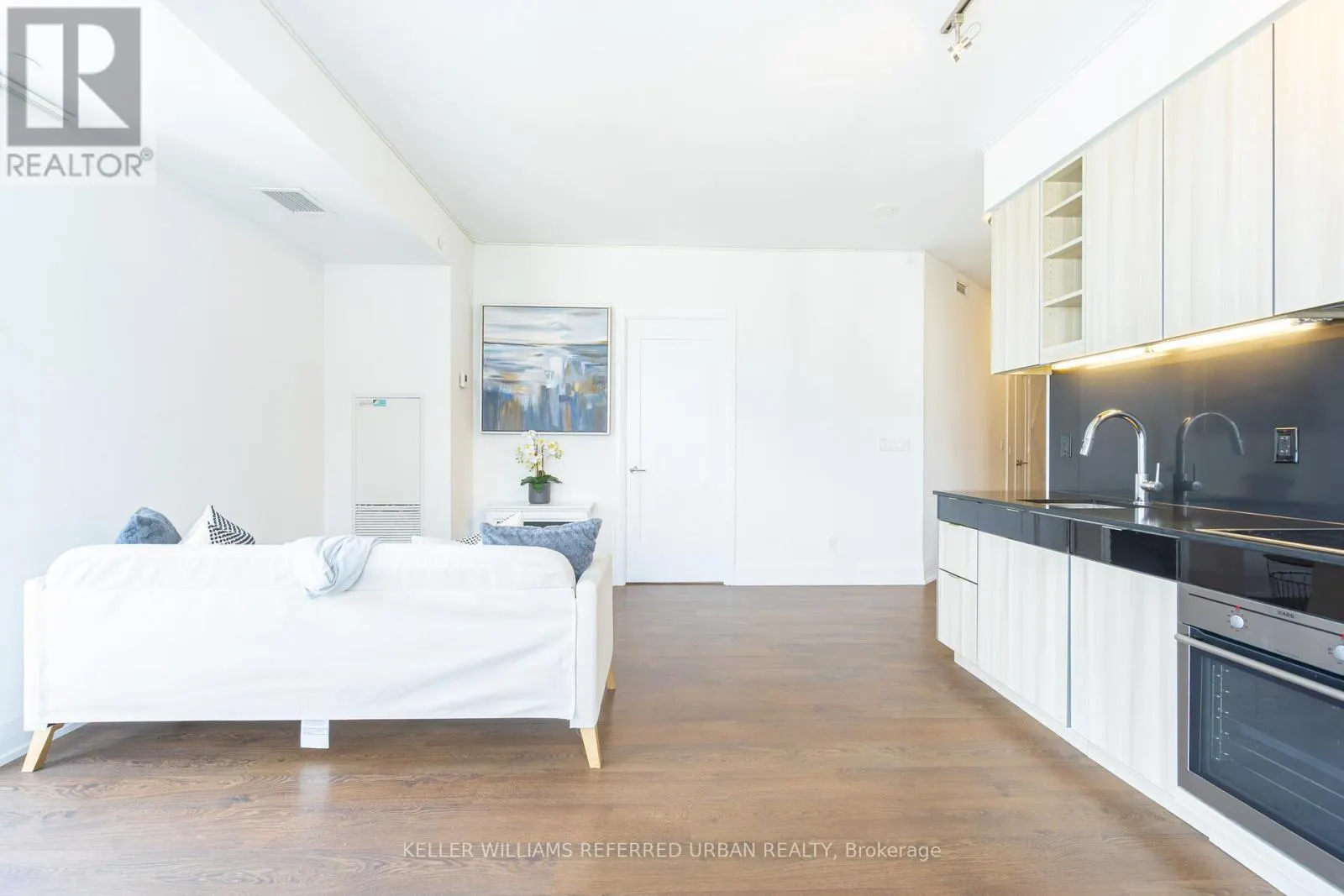 1802 - 101 ERSKINE AVENUE