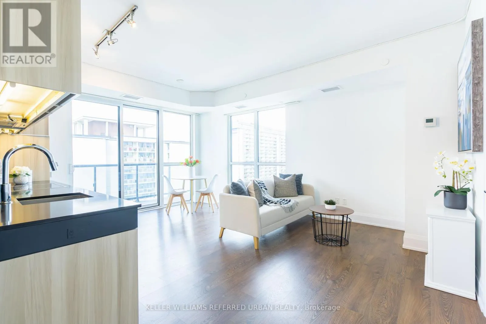 1802 - 101 ERSKINE AVENUE