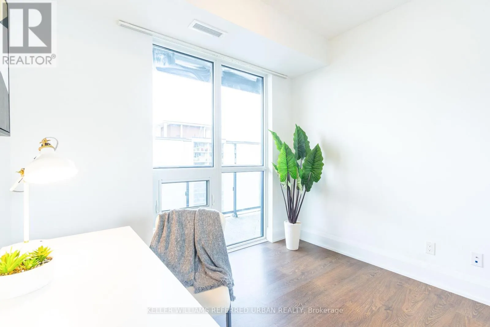 1802 - 101 ERSKINE AVENUE