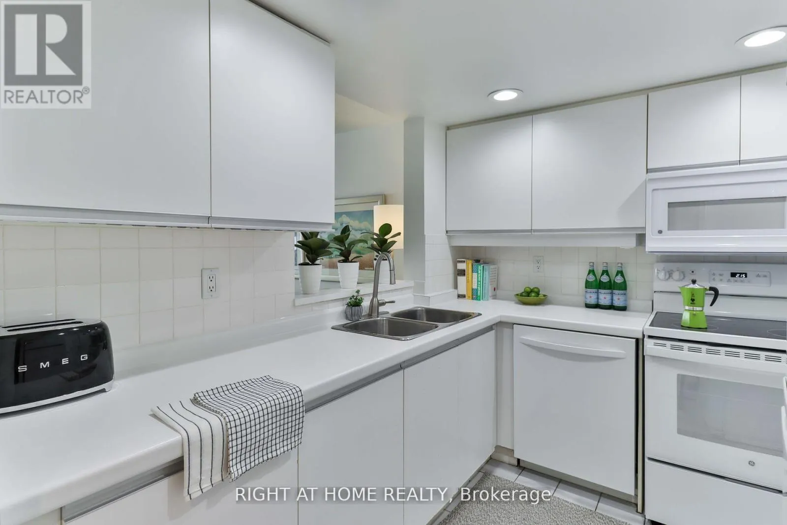402 - 225 DAVENPORT ROAD