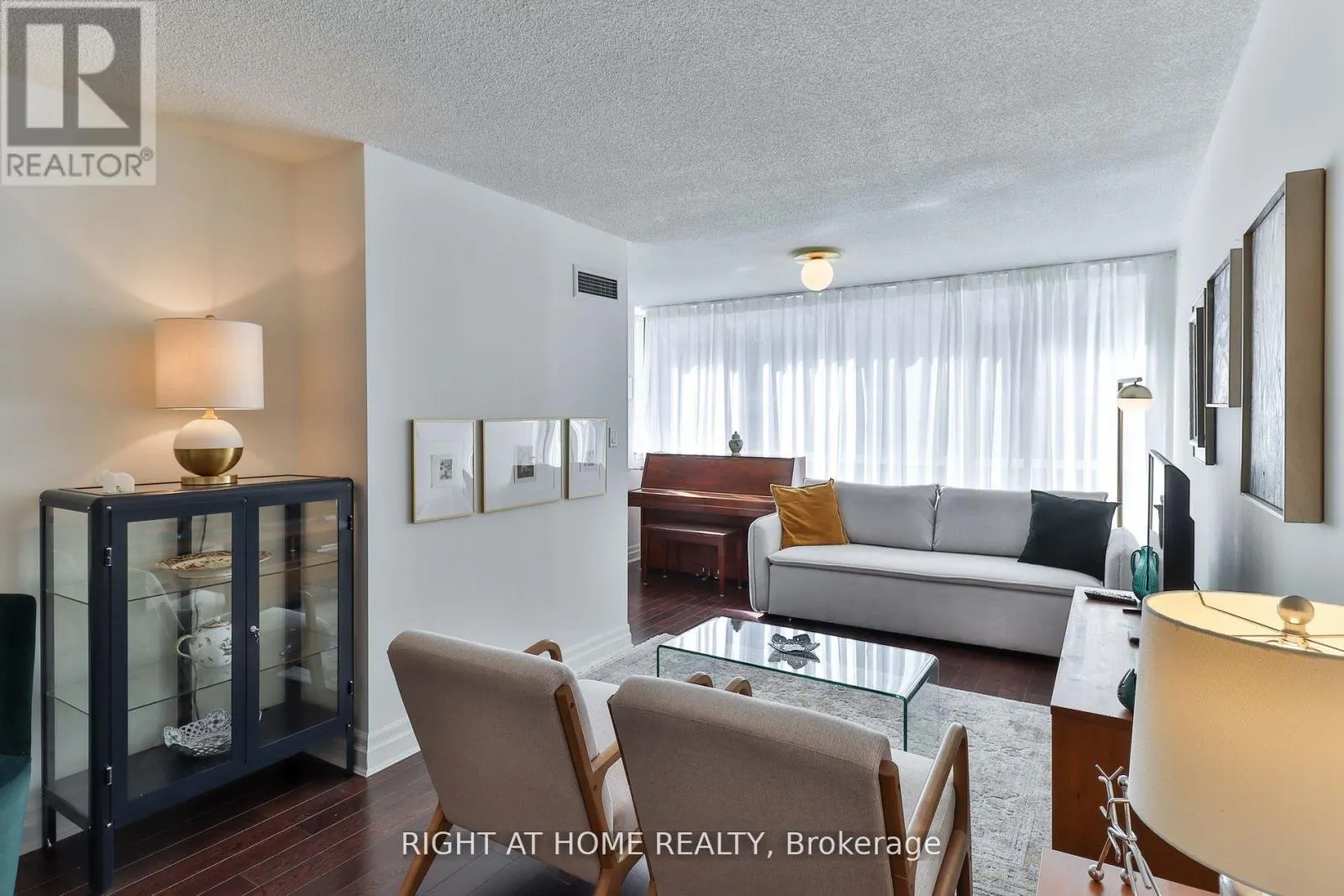 402 - 225 DAVENPORT ROAD