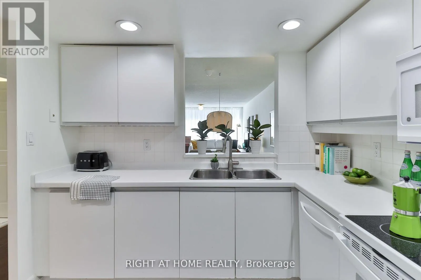 402 - 225 DAVENPORT ROAD