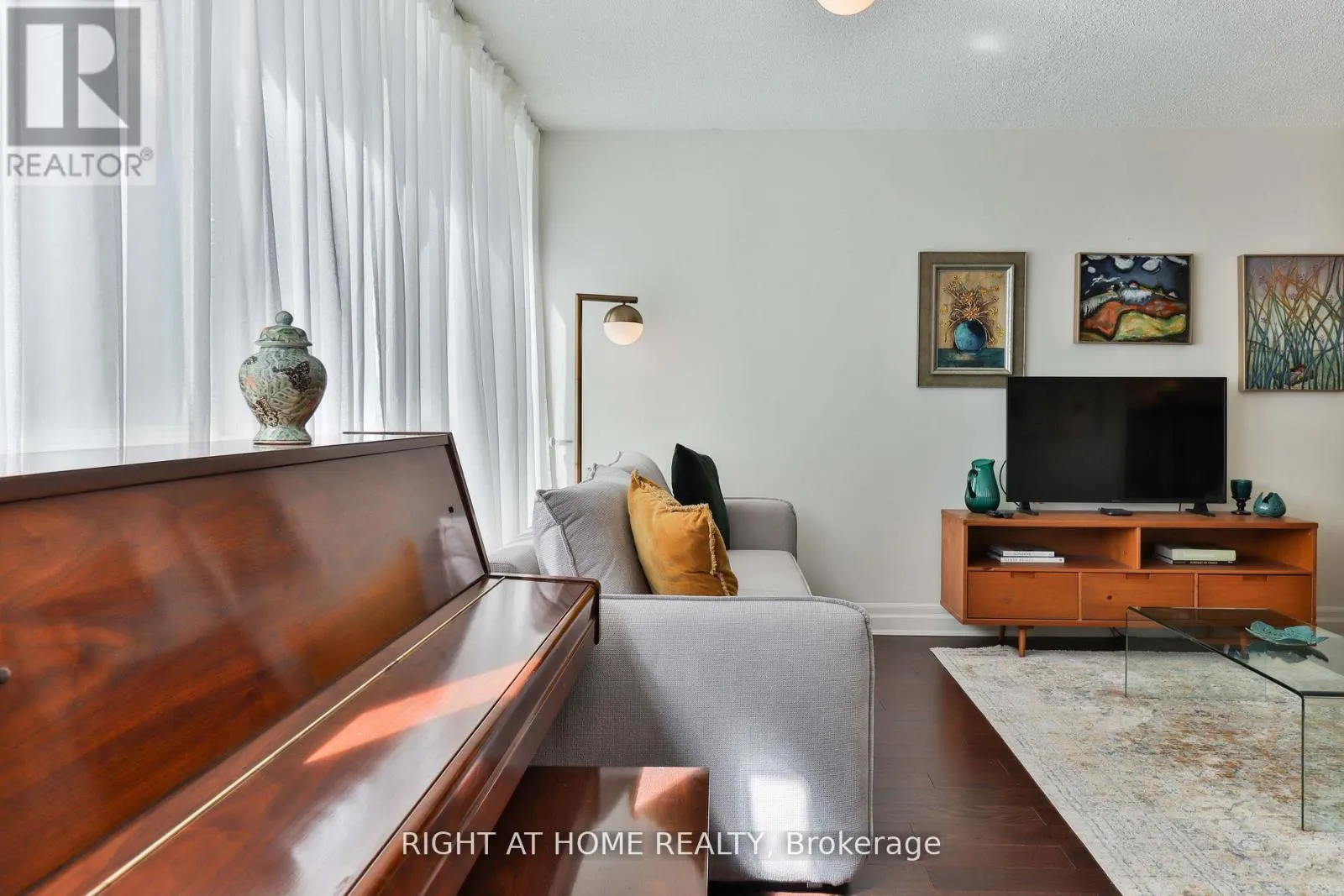 402 - 225 DAVENPORT ROAD