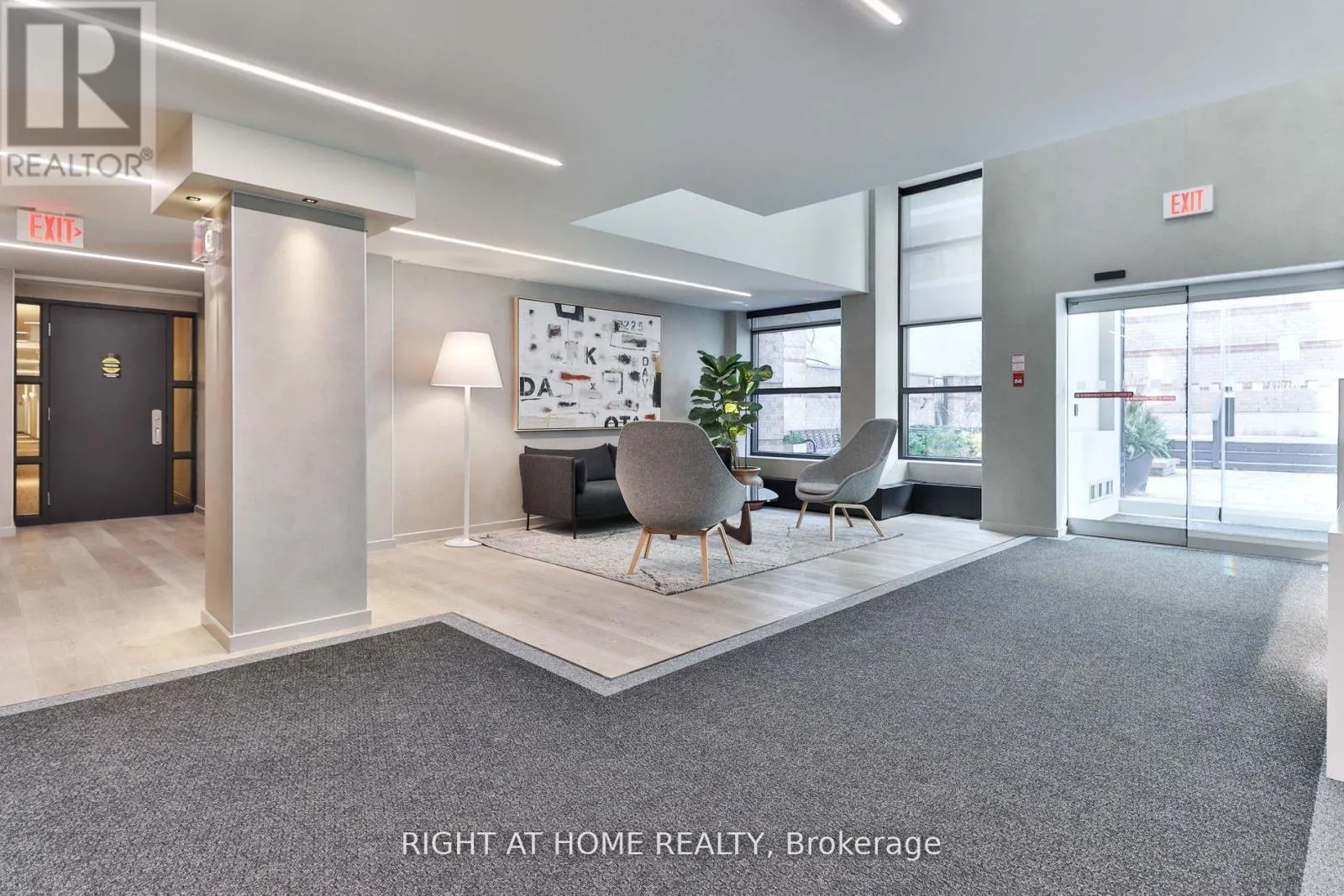 402 - 225 DAVENPORT ROAD