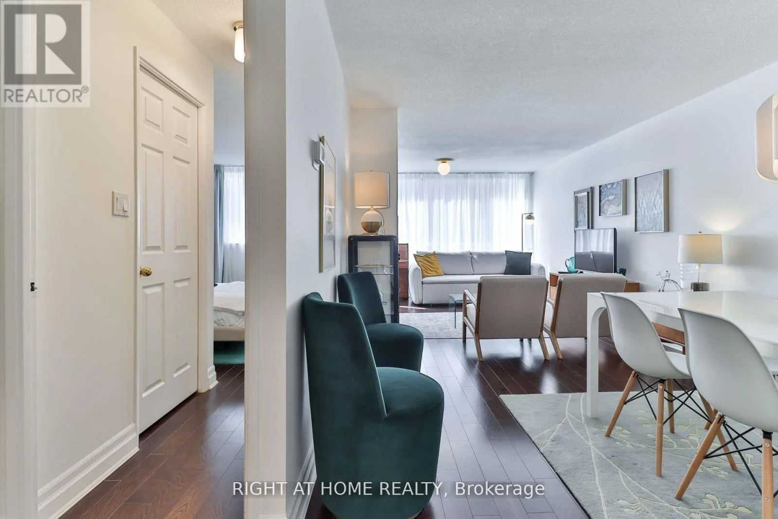 402 - 225 DAVENPORT ROAD
