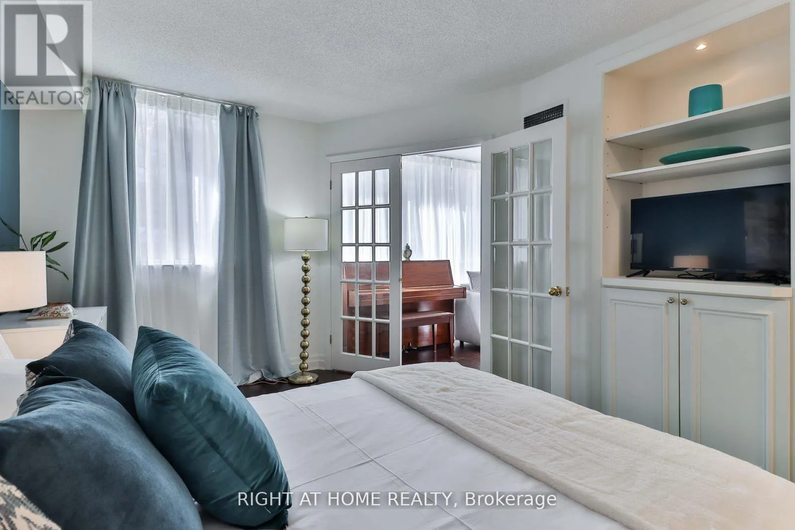 402 - 225 DAVENPORT ROAD