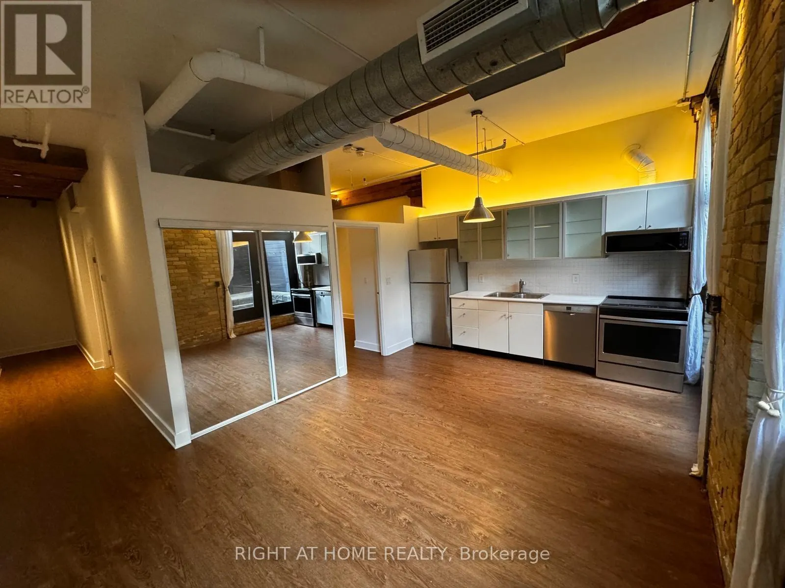106 - 383 ADELAIDE STREET E