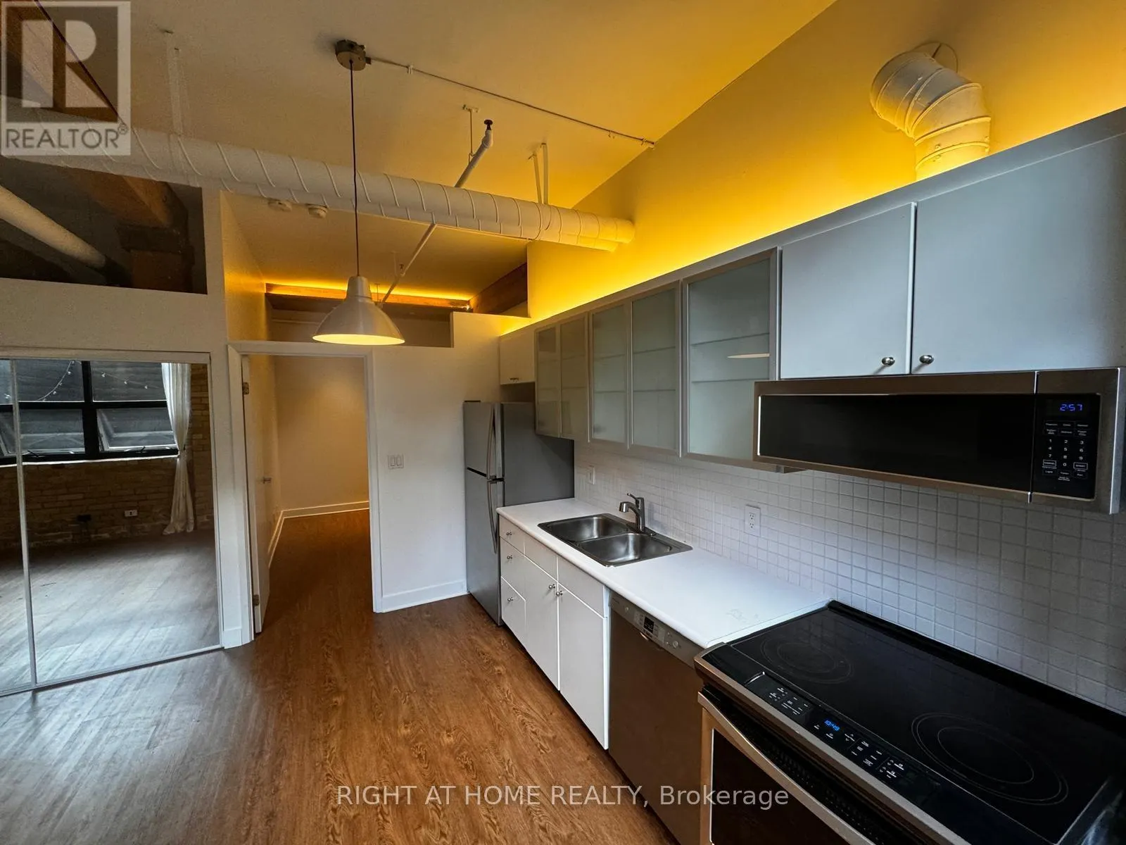 106 - 383 ADELAIDE STREET E