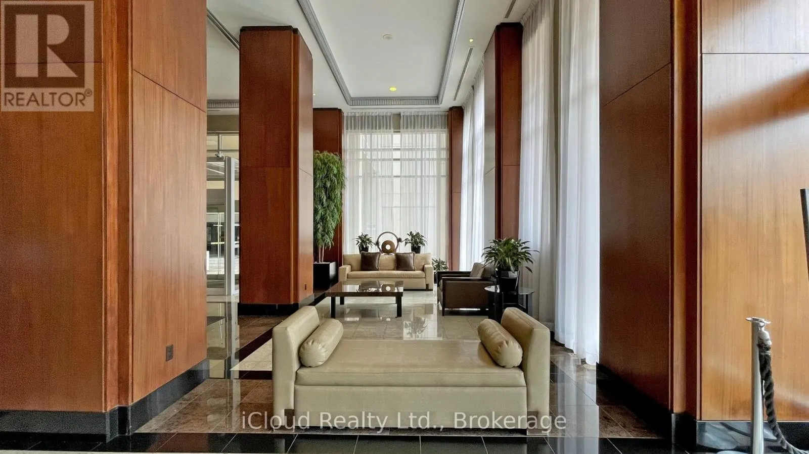 2707 - 628 FLEET STREET