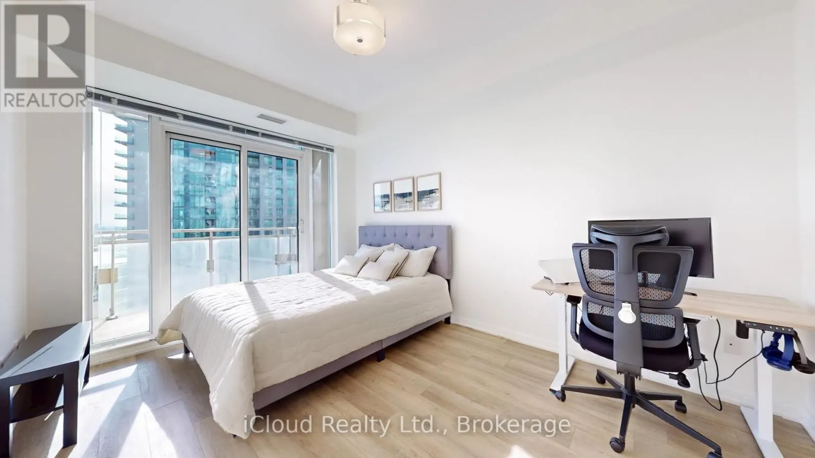 2707 - 628 FLEET STREET