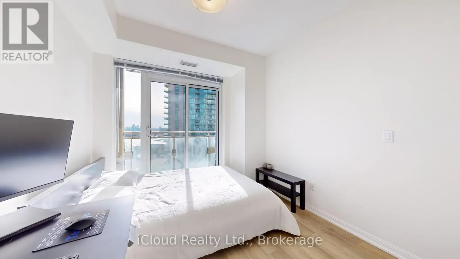 2707 - 628 FLEET STREET