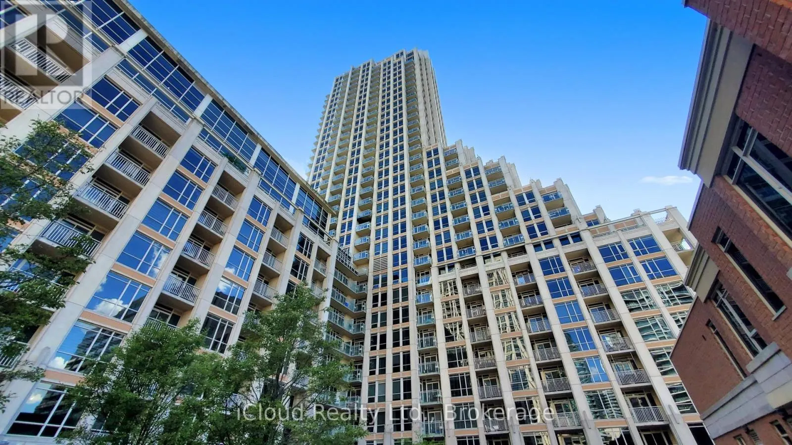 2707 - 628 FLEET STREET