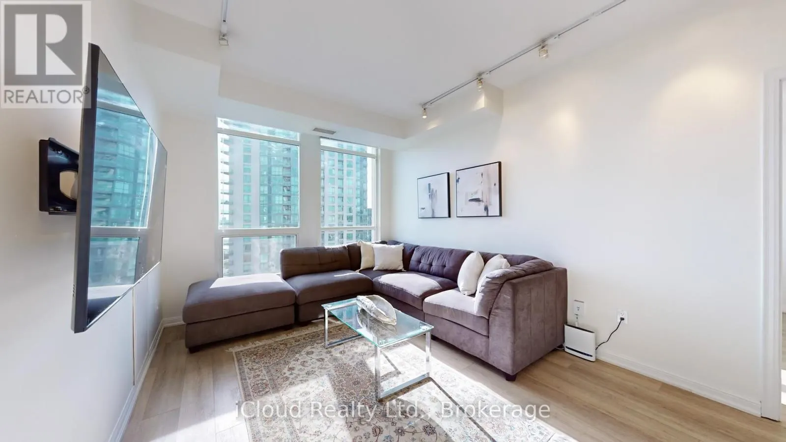 2707 - 628 FLEET STREET