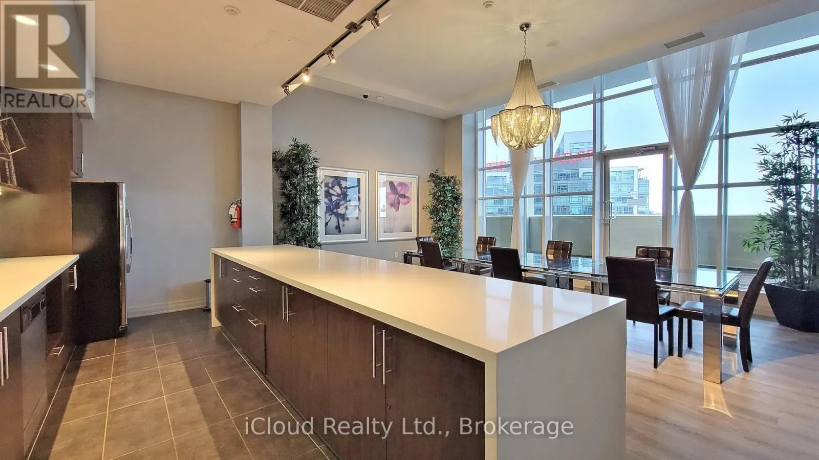 2707 - 628 FLEET STREET