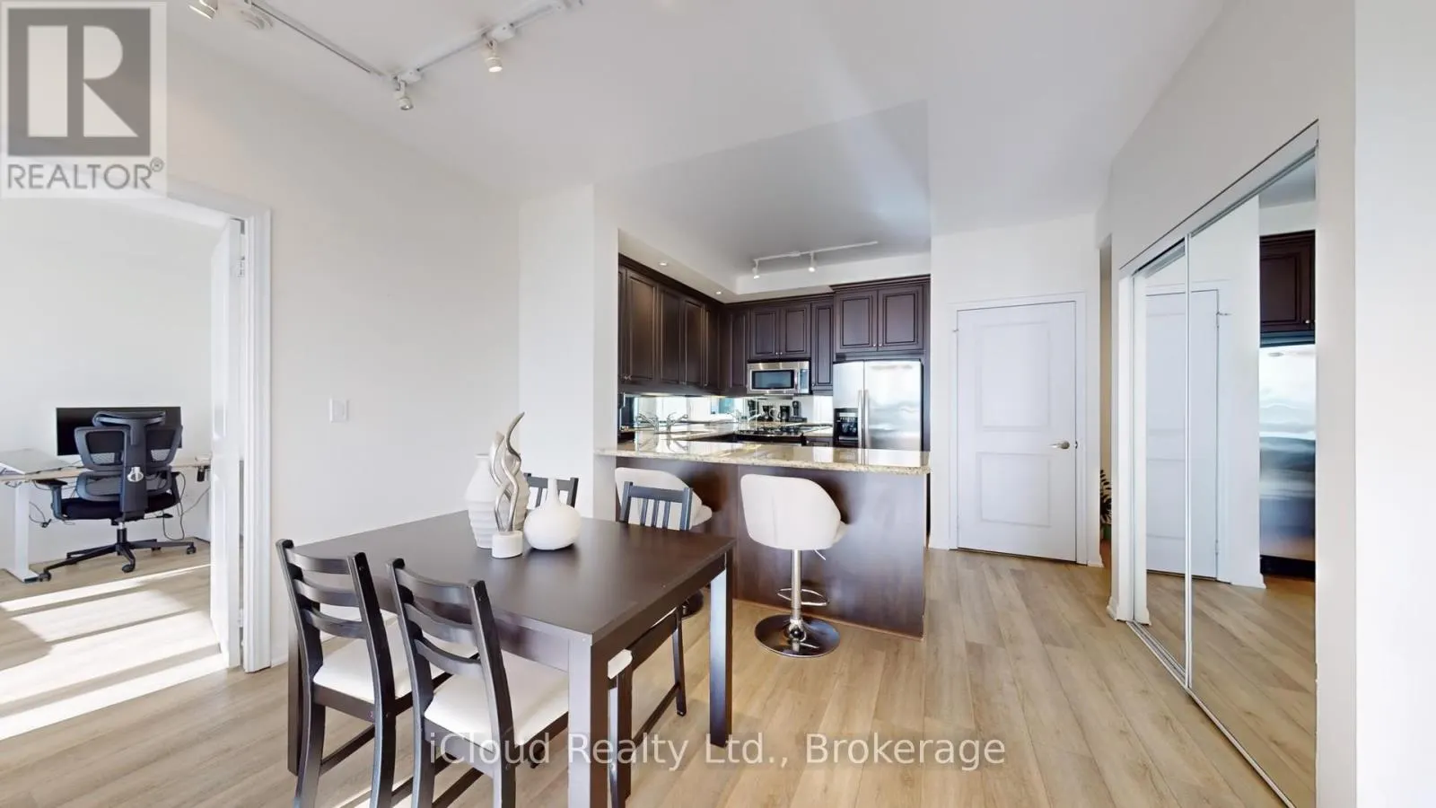 2707 - 628 FLEET STREET