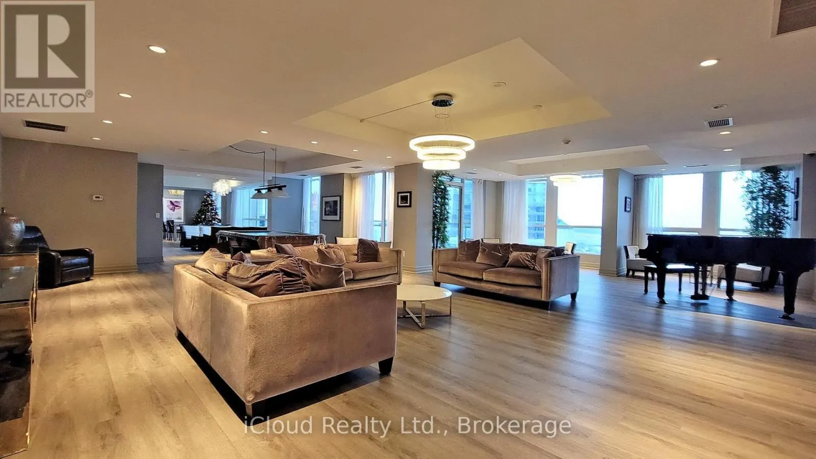 2707 - 628 FLEET STREET