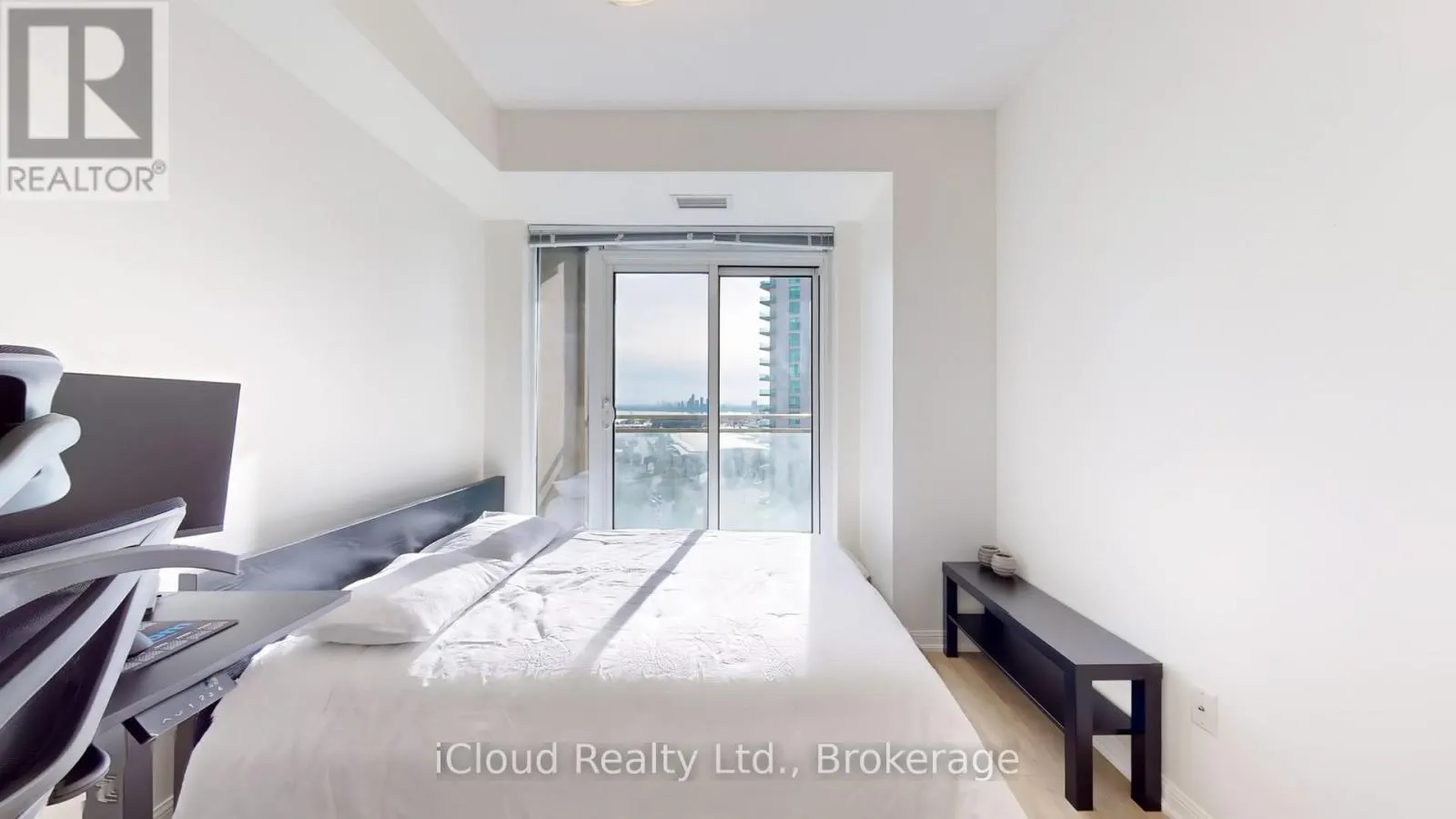 2707 - 628 FLEET STREET