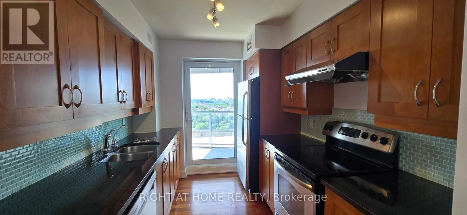 2805 - 2181 YONGE STREET
