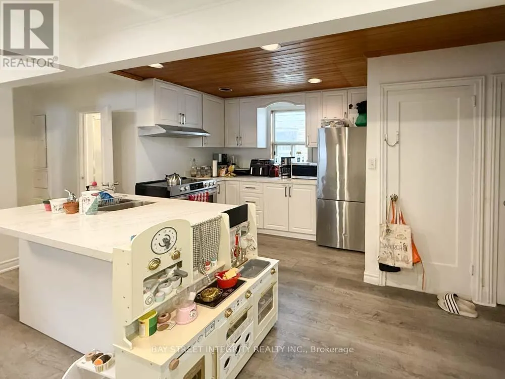UPPER - 315 LAIRD DRIVE