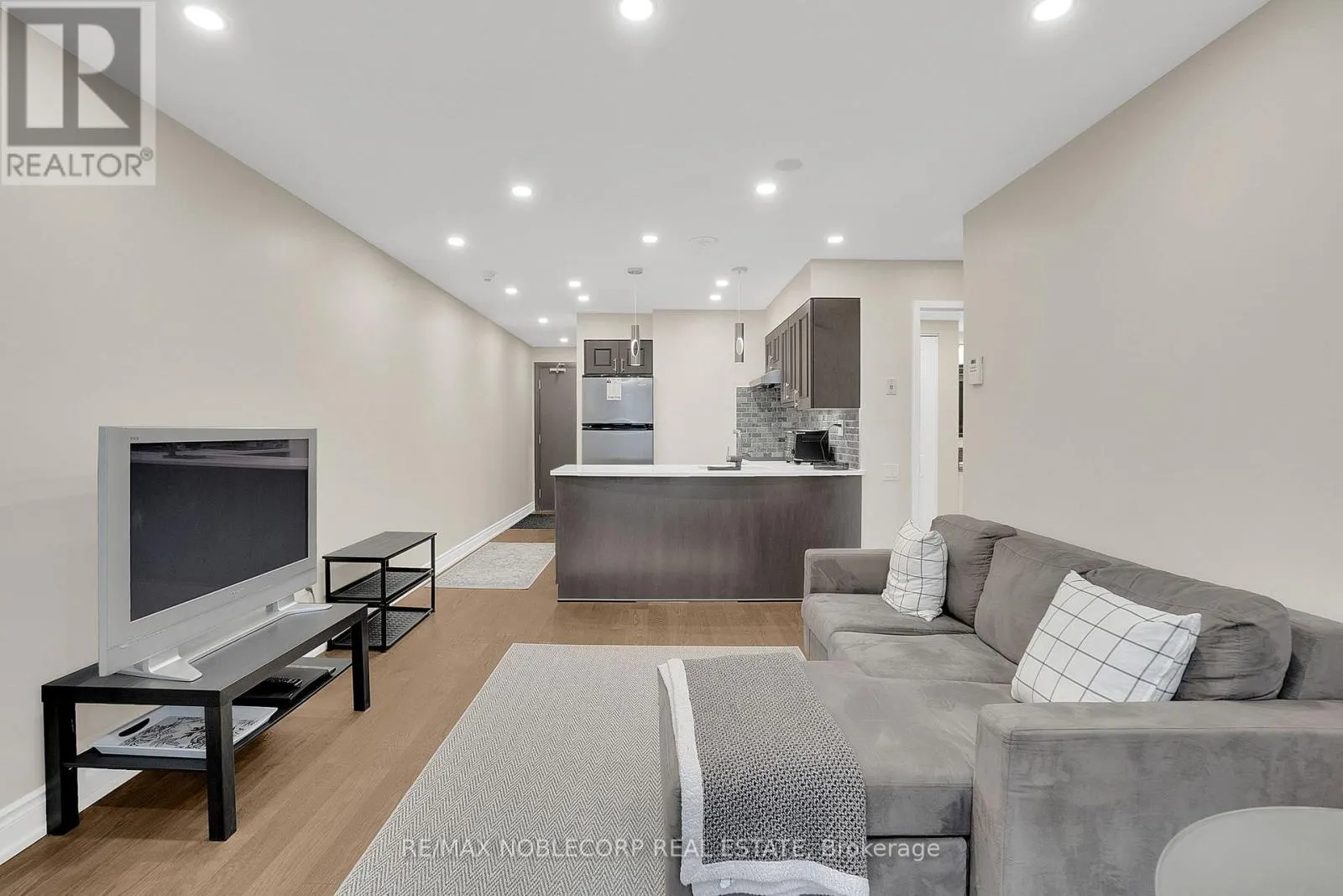 500 - 33 SHEPPARD AVENUE E