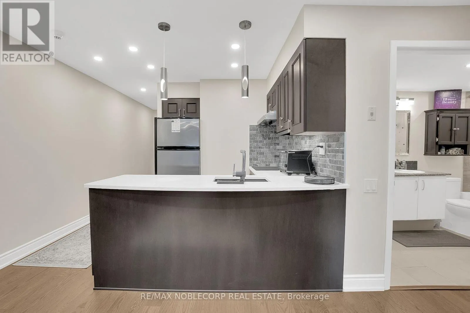 500 - 33 SHEPPARD AVENUE E