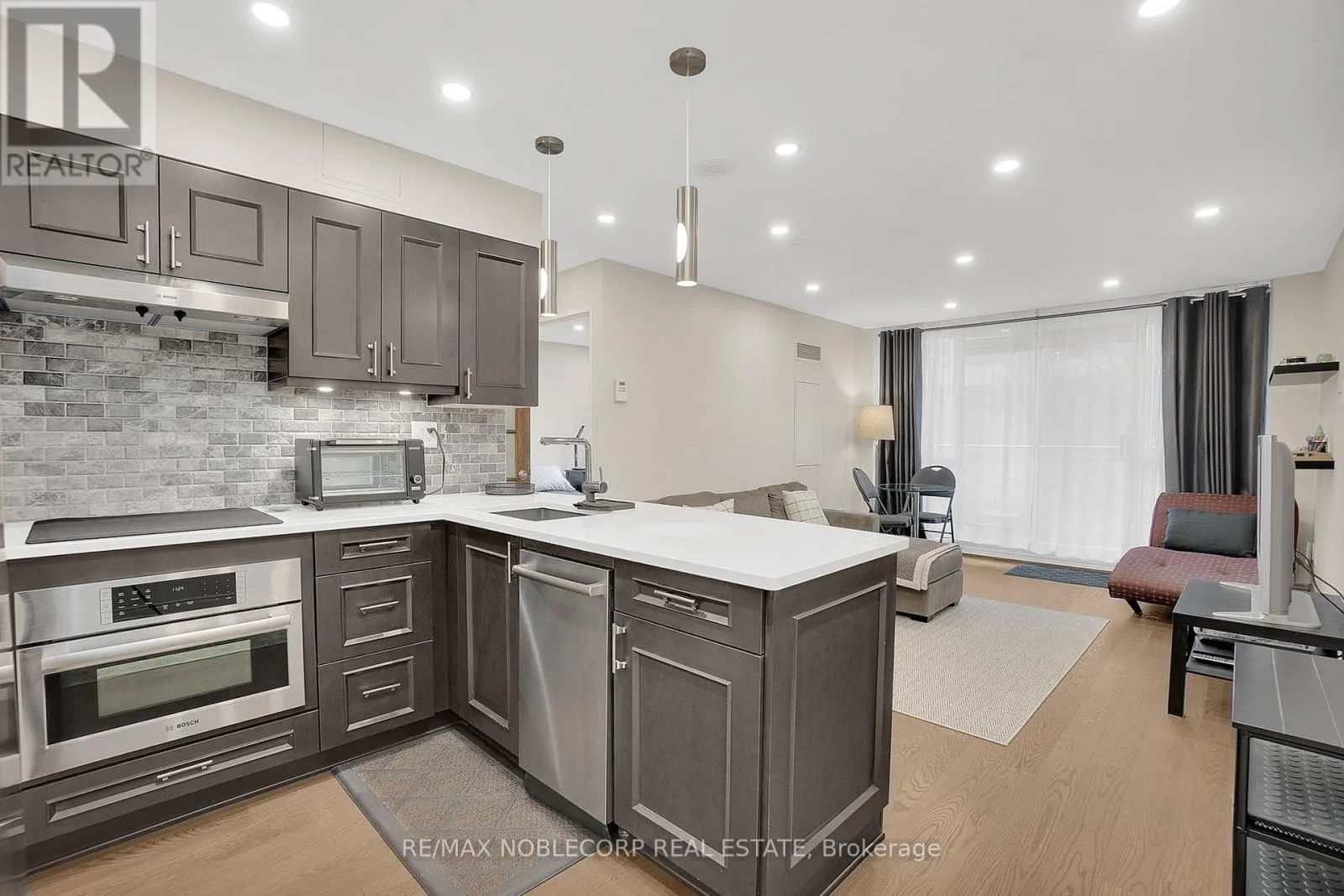 500 - 33 SHEPPARD AVENUE E