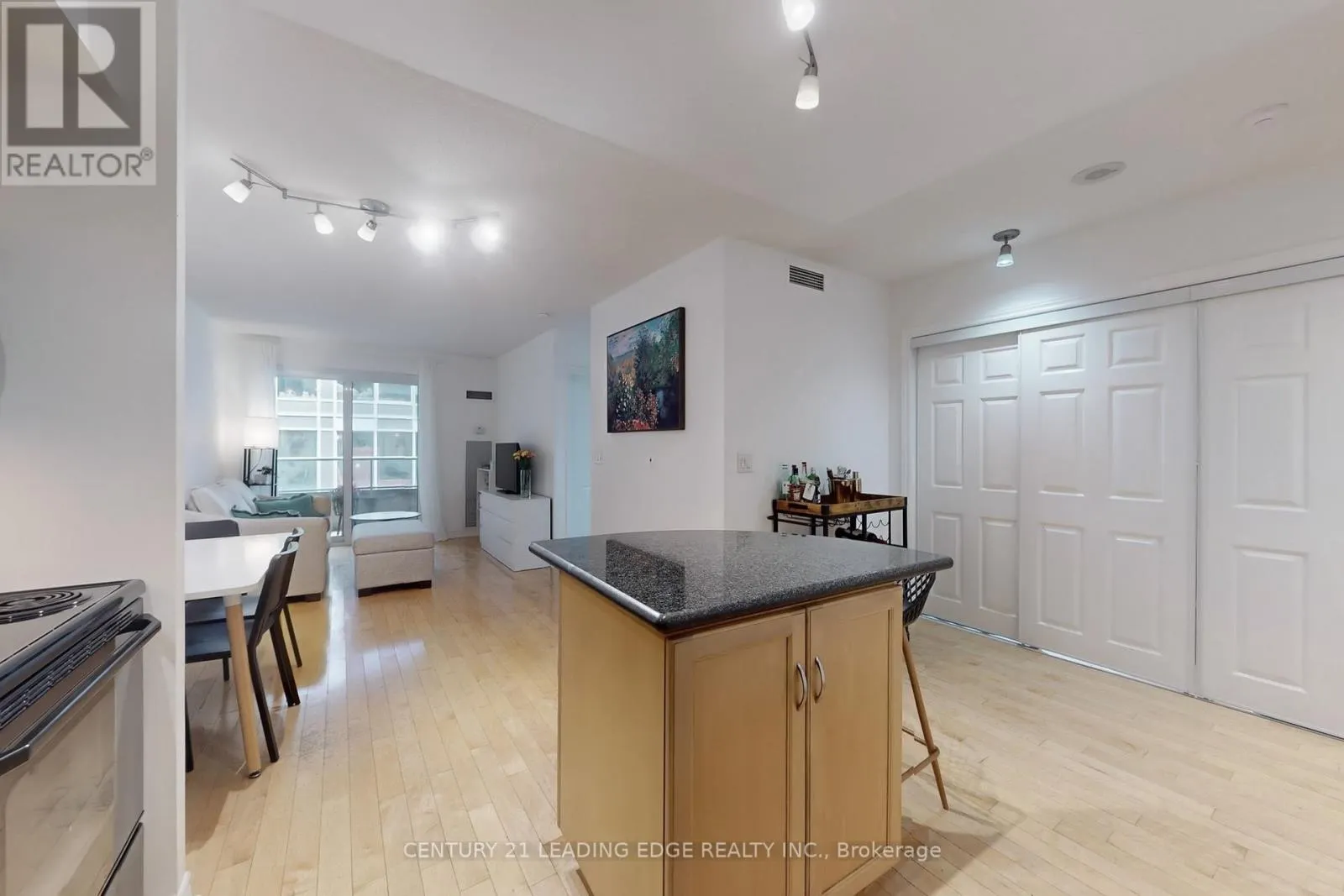 1730 - 250 WELLINGTON STREET W