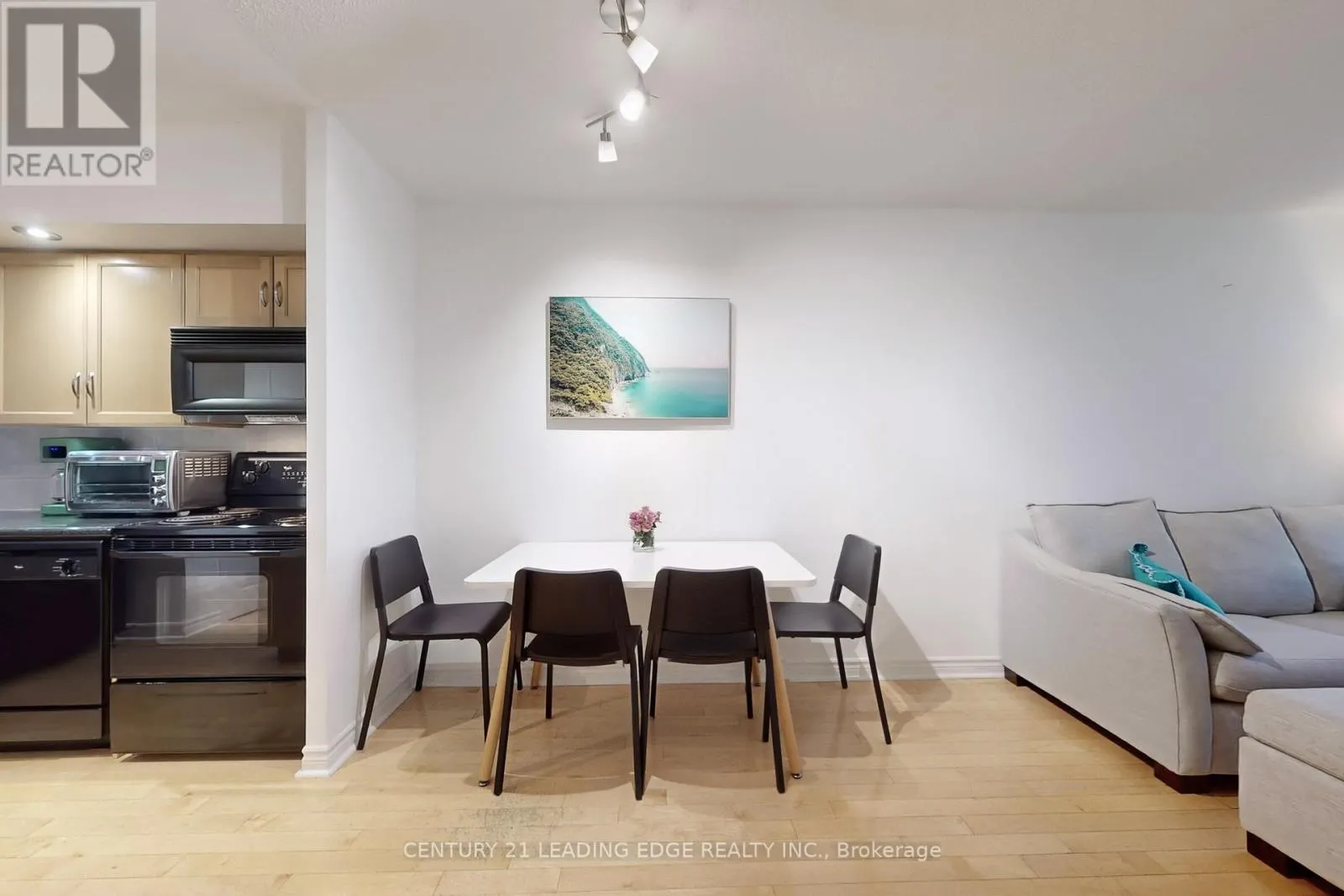 1730 - 250 WELLINGTON STREET W
