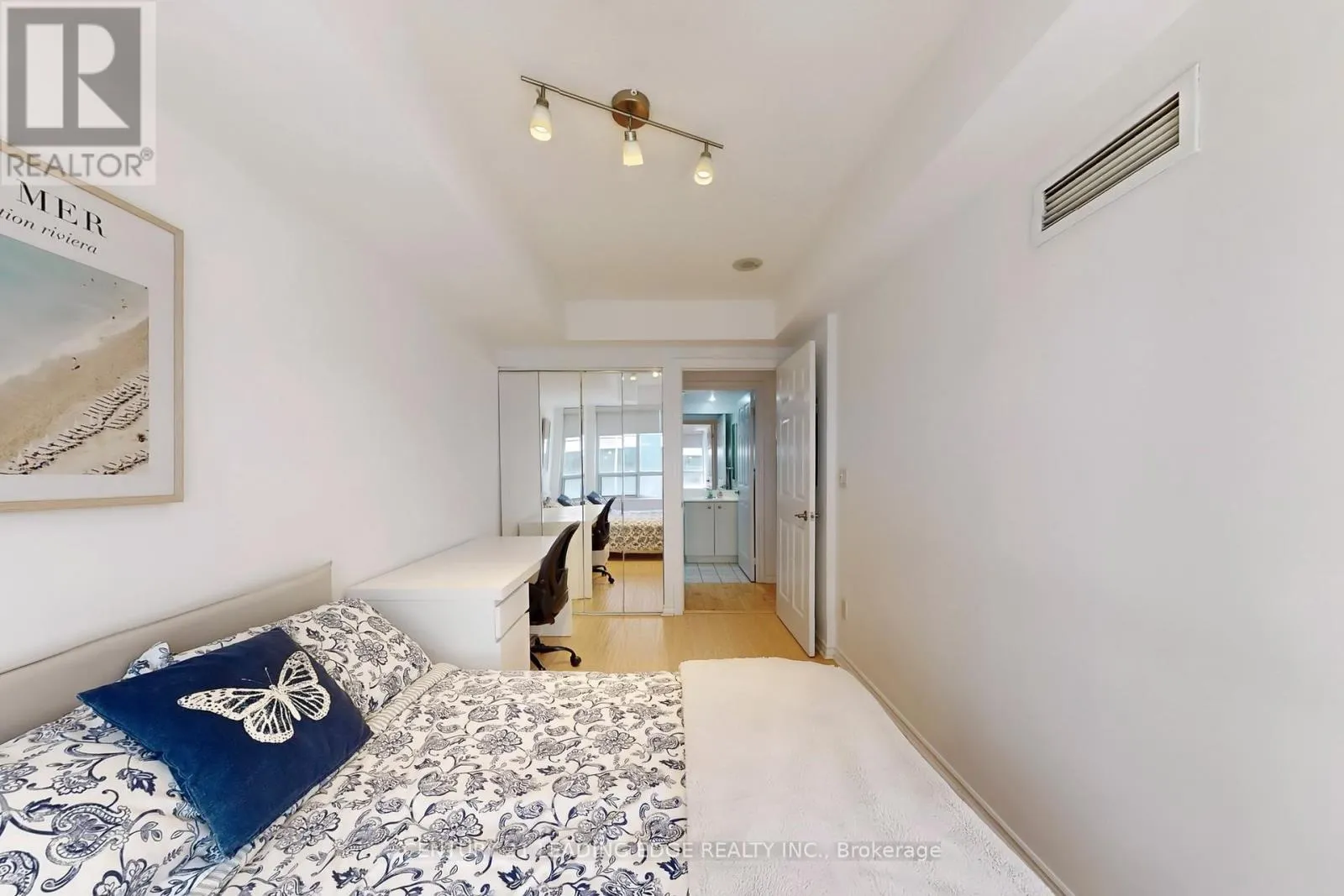 1730 - 250 WELLINGTON STREET W